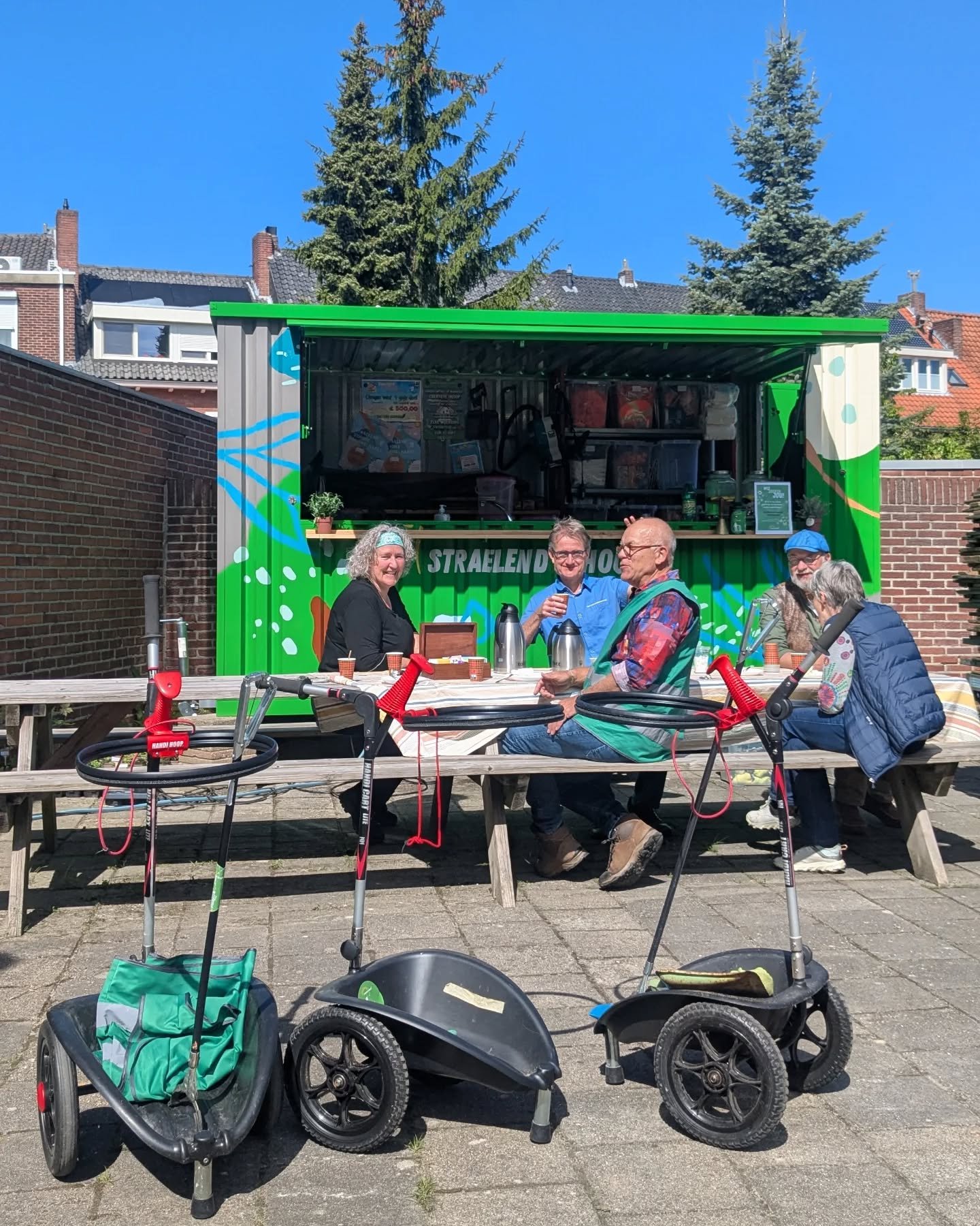 En deze toppers hebben de straat vanmorgen ook weer schoon geveegd. Weer Straelend Schoon ✨