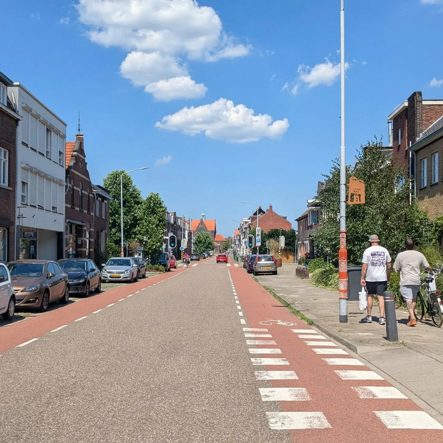 Nadat we daaaaaaagen geen schaduwrijk plekje konden vinden in onze straat om een beetje 'uit de zon' naar huis, werk of school te fietsen of wandelen... Nu heerlijk een verfrissende duik. Hopelijk staan er geen kelders blank en kan ons oude riooltje 