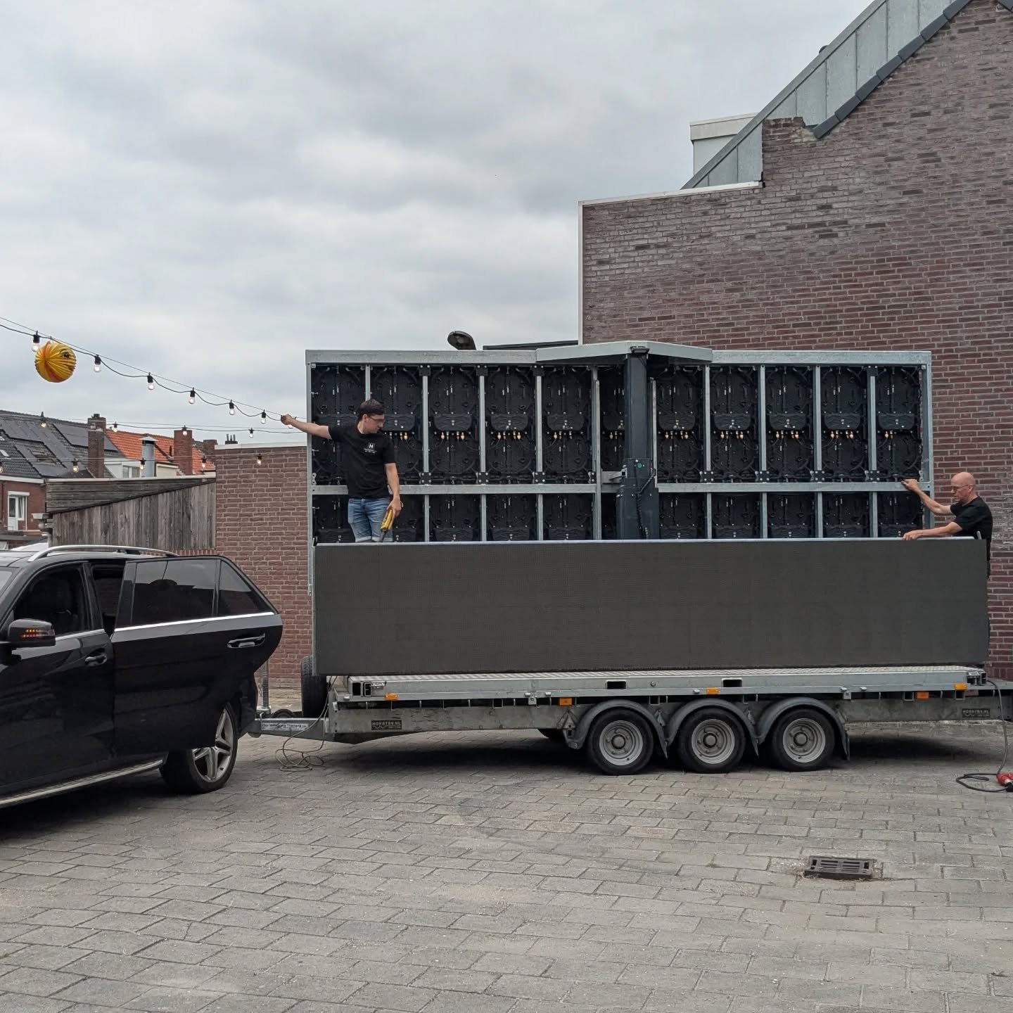 Het scherm voor de buitenbioscoop gaat groot genoeg zijn!!! Wow. Straelend Schone buurt bioscoop.... met dank aan iedereen die meespeelt met de postcode loterij #postcodeloterijbuurtfonds