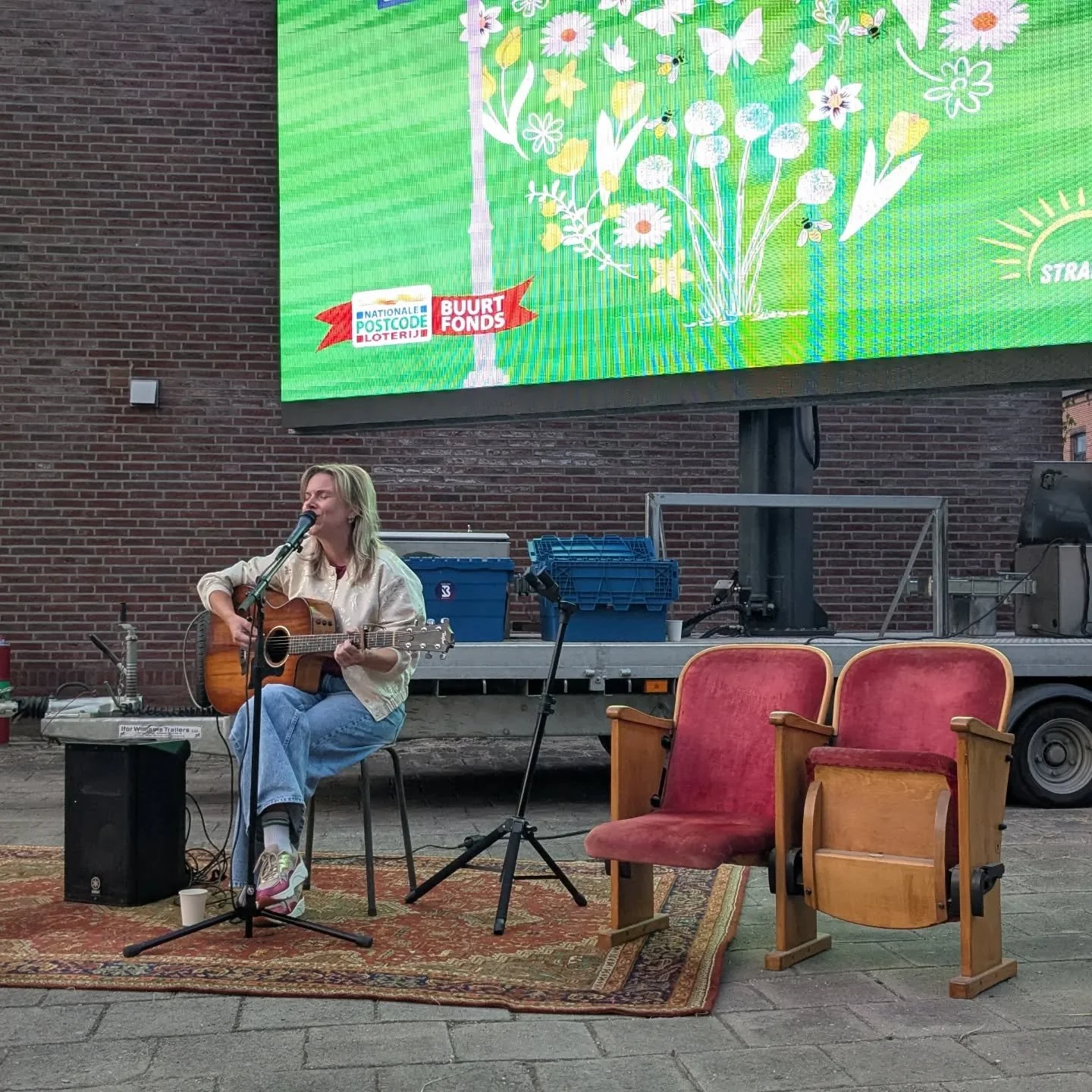En wat begint de avond mooi met @lindazijlmans aan ons straatje @straelendschoon. Helemaal mogelijk gemaakt door alle mensen die meespelen met de Postcode Loterij. Want we Ijn gesponsord door de @postcodeloterijbuurtfonds &hearts;️&hearts;️&hearts;️