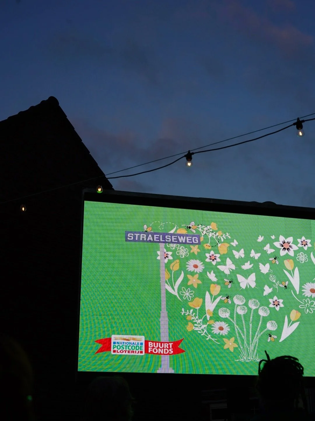 Scherm aan! Koptelefoon op! 🎧🍿
Bakje popcorn, drankje erbij&hellip; en kijken maar! 😍
Wat een heerlijk sfeertje gisteravond op de Straelseweg &ndash; pure gezelligheid onder de sterrenhemel. ✨ 

Een dikke dankjewel aan:
💛 @lindazijlmans voor haar