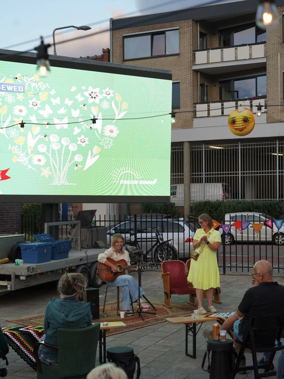 Wat was dit een topavond! 🤩
Gisteravond slaagden we er in om een &eacute;chte buitenbioscoop op de Straelseweg te organiseren! 🌙✨
@lindazijlmans zong prachtige liedjes om de avond te openen, waarna we met z&rsquo;n allen de koptelefoons opzette en 