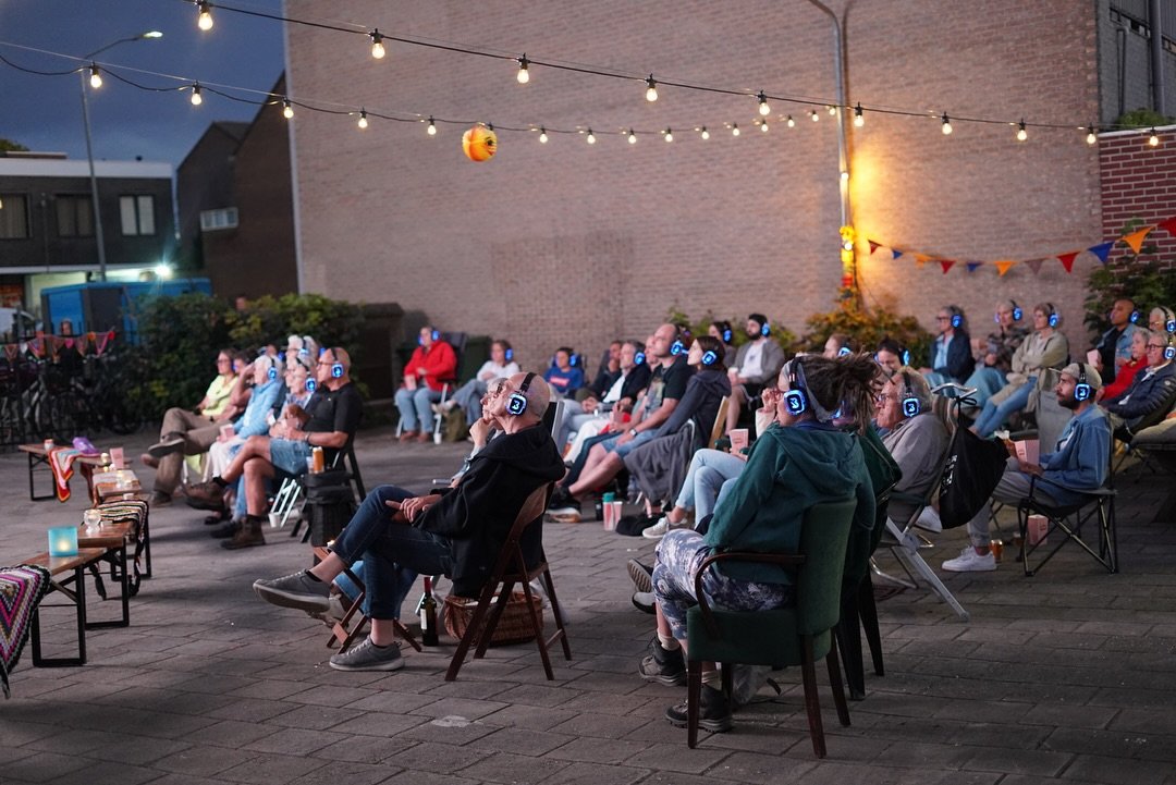 Scherm aan! Koptelefoon op! 🎧🍿
Bakje popcorn, drankje erbij&hellip; en kijken maar! 😍
Wat een heerlijk sfeertje gisteravond op de Straelseweg &ndash; pure gezelligheid onder de sterrenhemel. ✨

Een dikke dankjewel aan:
💛 @lindazijlmans voor haar 
