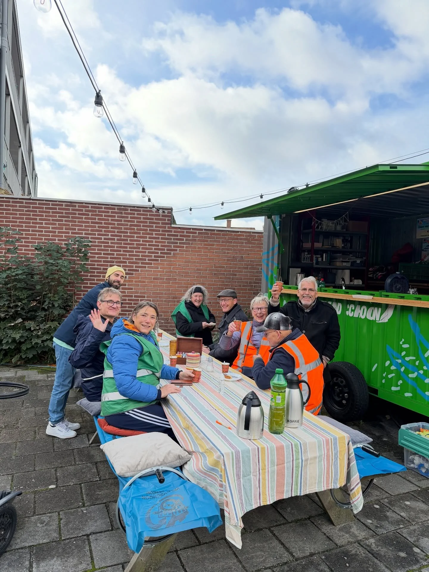 Toppertjes! De straat is weer een stukje schoner💚 kopje koffie en lekker stukje vlaai weer verdiend☕️☕️

#straelendschoon #straelseweg #afvalopruimen @bendersvenlo weer genoten voor de vlaai, dank!