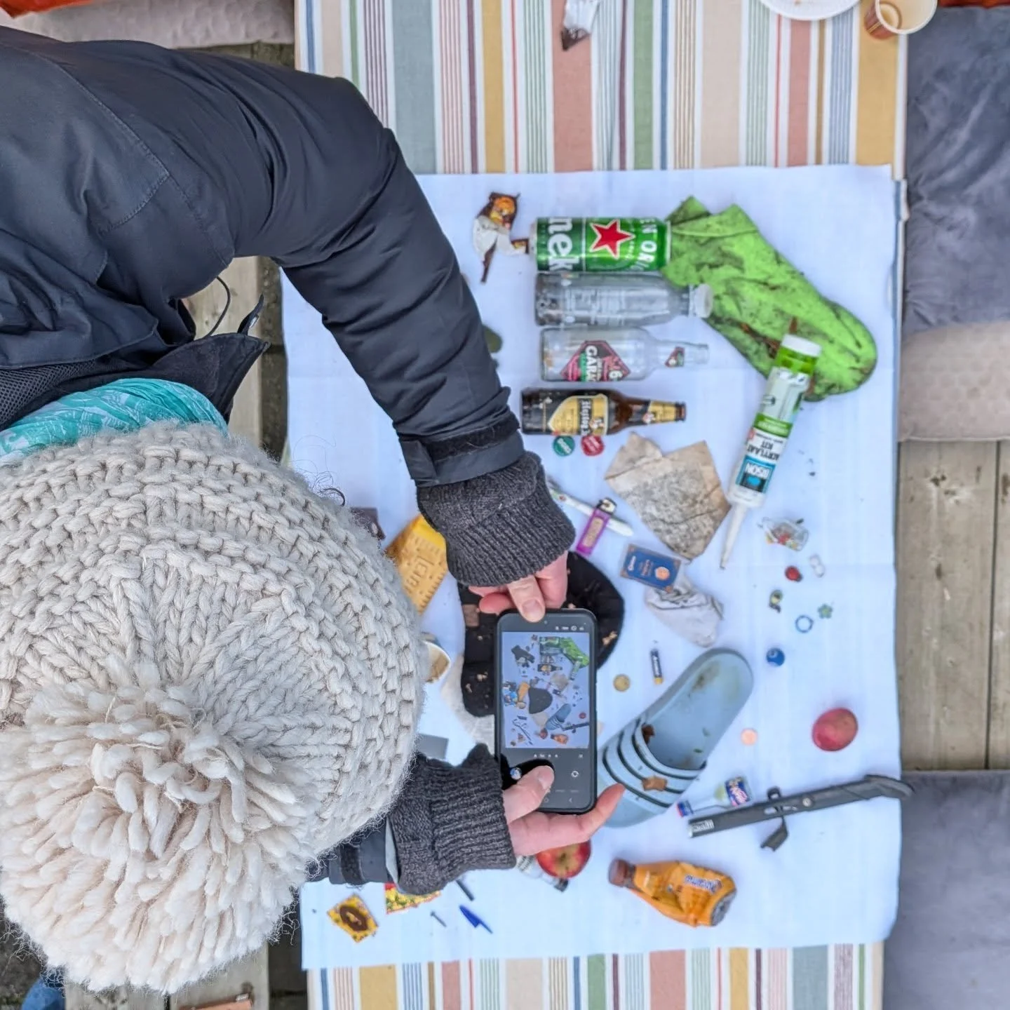 Waardeloos afval of waardevolle kunst? Samen met het @cultuurontwikkelaar en kunstenaar @ties.van.dijk volgden we vanmorgen een workshop om een kunstwerk te maken van een verzameling afval gevonden op onze Straelseweg. Zie hier hoe het werk tot stand