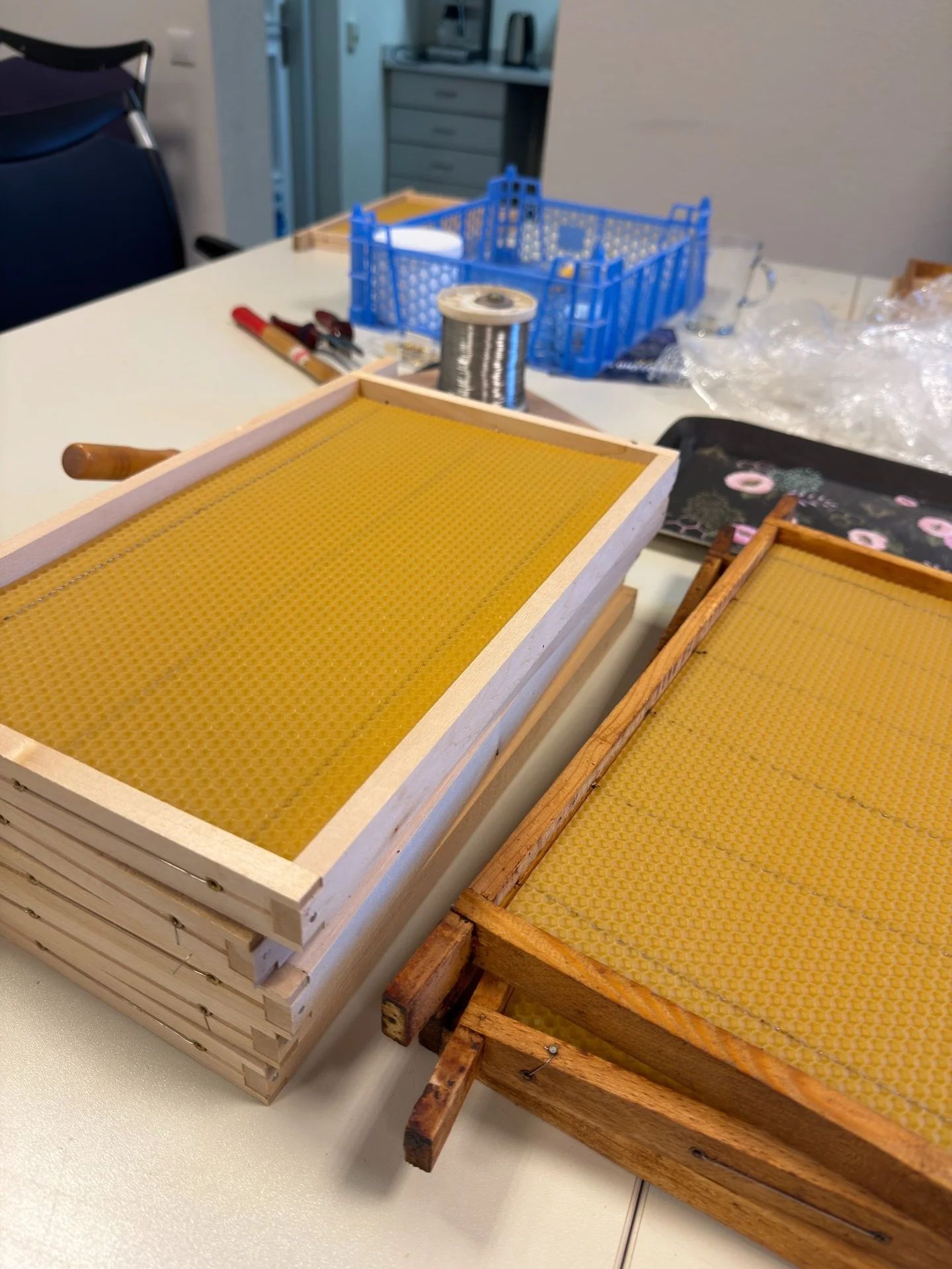 Wat een leuke ochtend! Vanochtend hielpen Melanie en Lian,  Jasmin.. ecologisch bijenhouder in Blerick mee met het vullen van raten voor de bijenkasten! 🐝🐝🐝
Het was even oefenen want het is een vak apart, maar super rustgevend en gezellig! 
Dit al