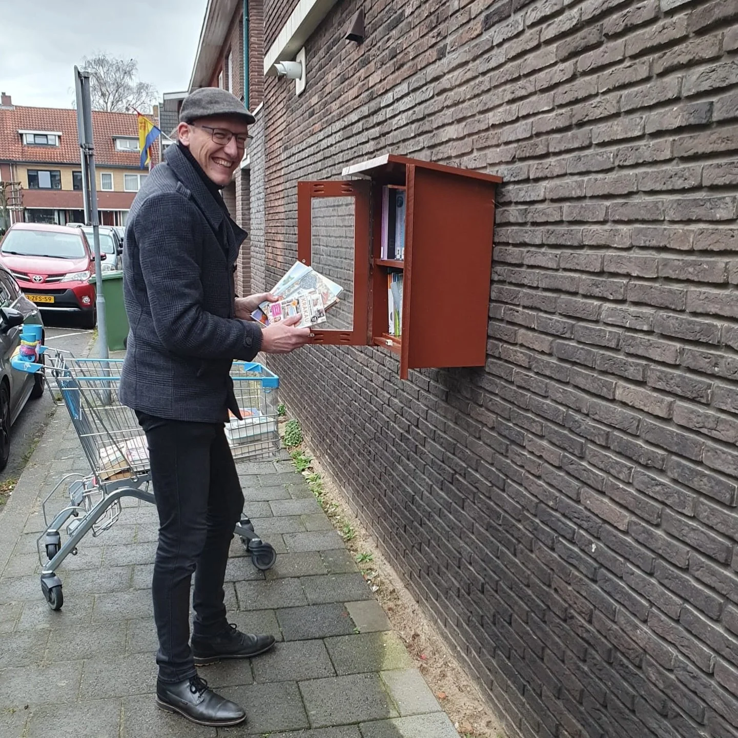 Toppers!!! Rachelle en Rick hebben vandaag de boekenbiebjes weer bijgevuld met geschonken boeken uit de bibliotheek @bibliotheekvenlo super bedankt namens ons en alle boekenwurmen in de wijk! 📚📓📖.
De boeken biebjes worden geregeld aangevuld met ni