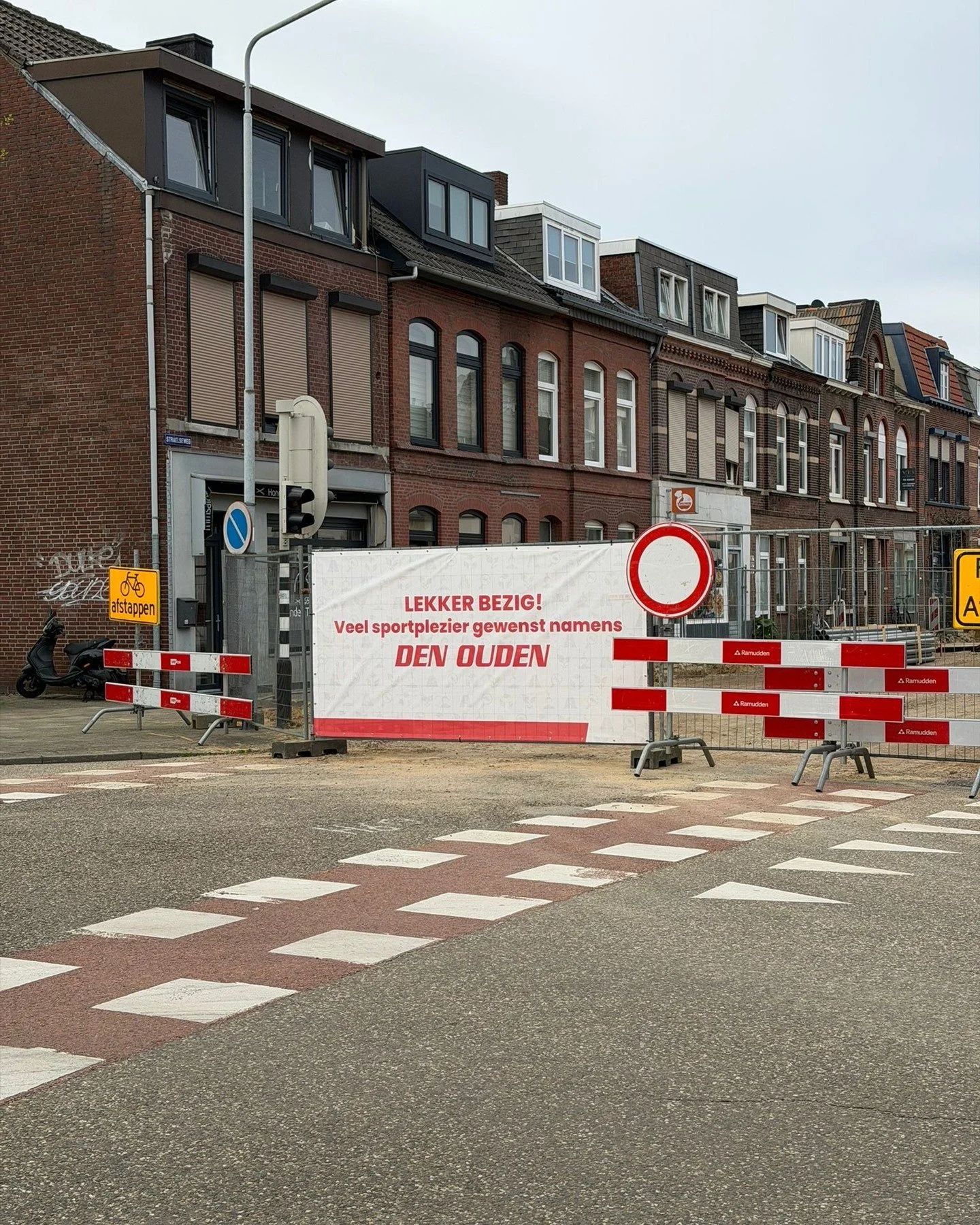 We proberen elke week een klein straatjournaal te maken. Met dank aan onze straatfotograaf @leoaerts60 : wat gebeurt er nu weer voor spannends voor de deur?

Morgen dendert tout Venlo voorbij tijdens de @venloop, wij trainen alvast door elke dag de h