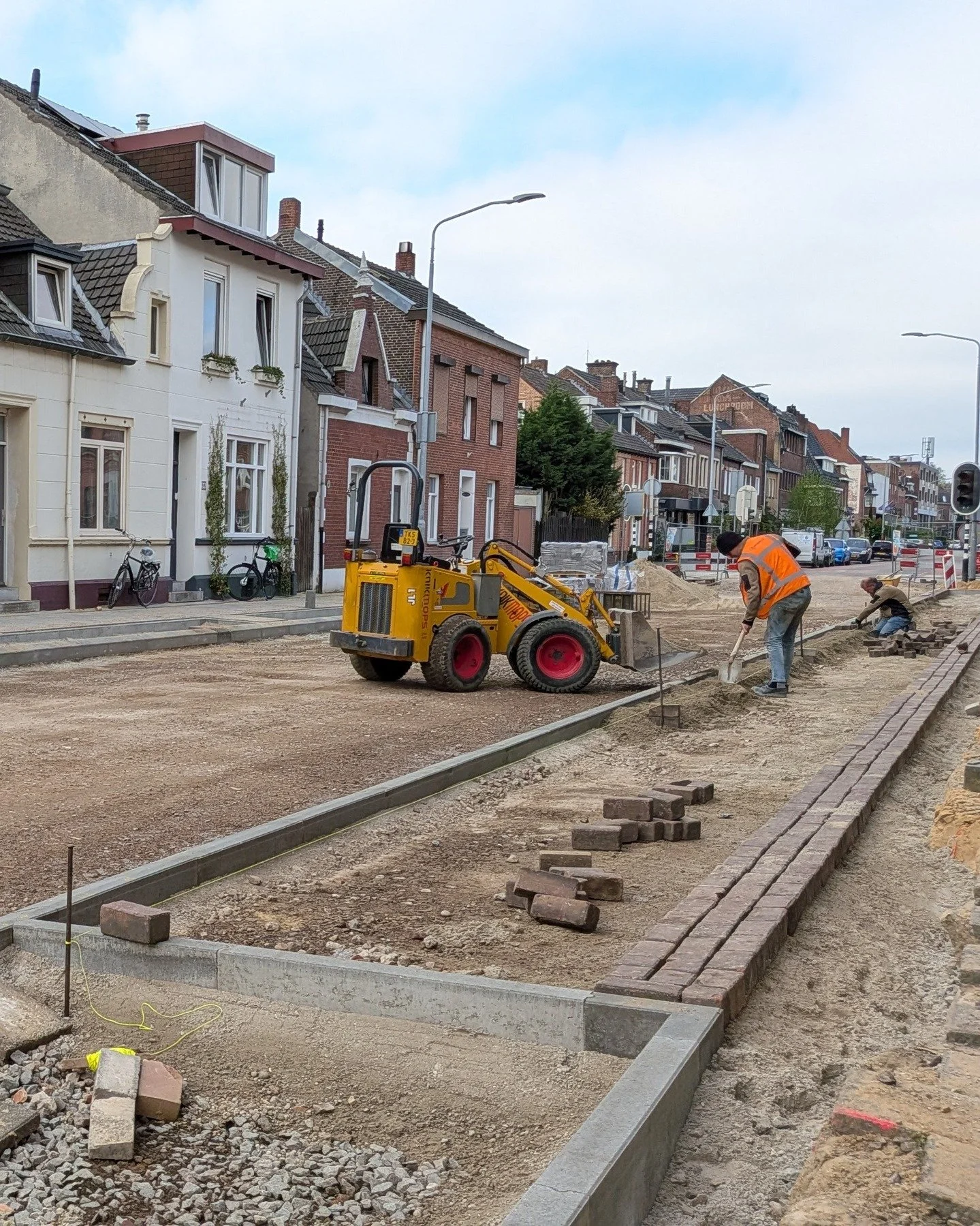 Even weer een week-update hoor. Aan de kant van de windmeule wordt nog hard gewerkt aan het riool, maar aan de kant van de hondentrimsalon wordt de straat al prachtig nieuw aangelegd. @denouden_ blijft goed bezig! 

Kom jij maandag een kijkje nemen t