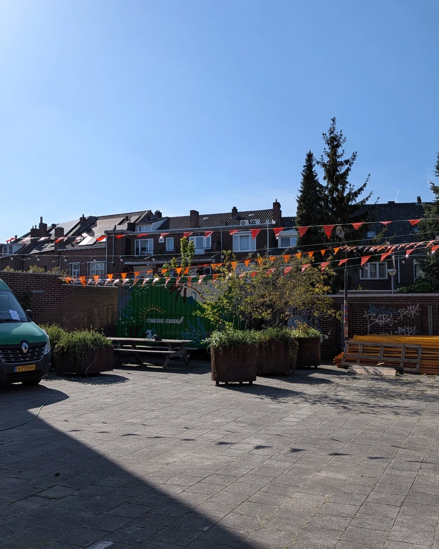 We zijn gisteren al gestart met de versieringen voor #koningsdag2026.

Kom jij a.s. maandag ook naar de @koningsdagmarktvenlo op de #straelseweg ?