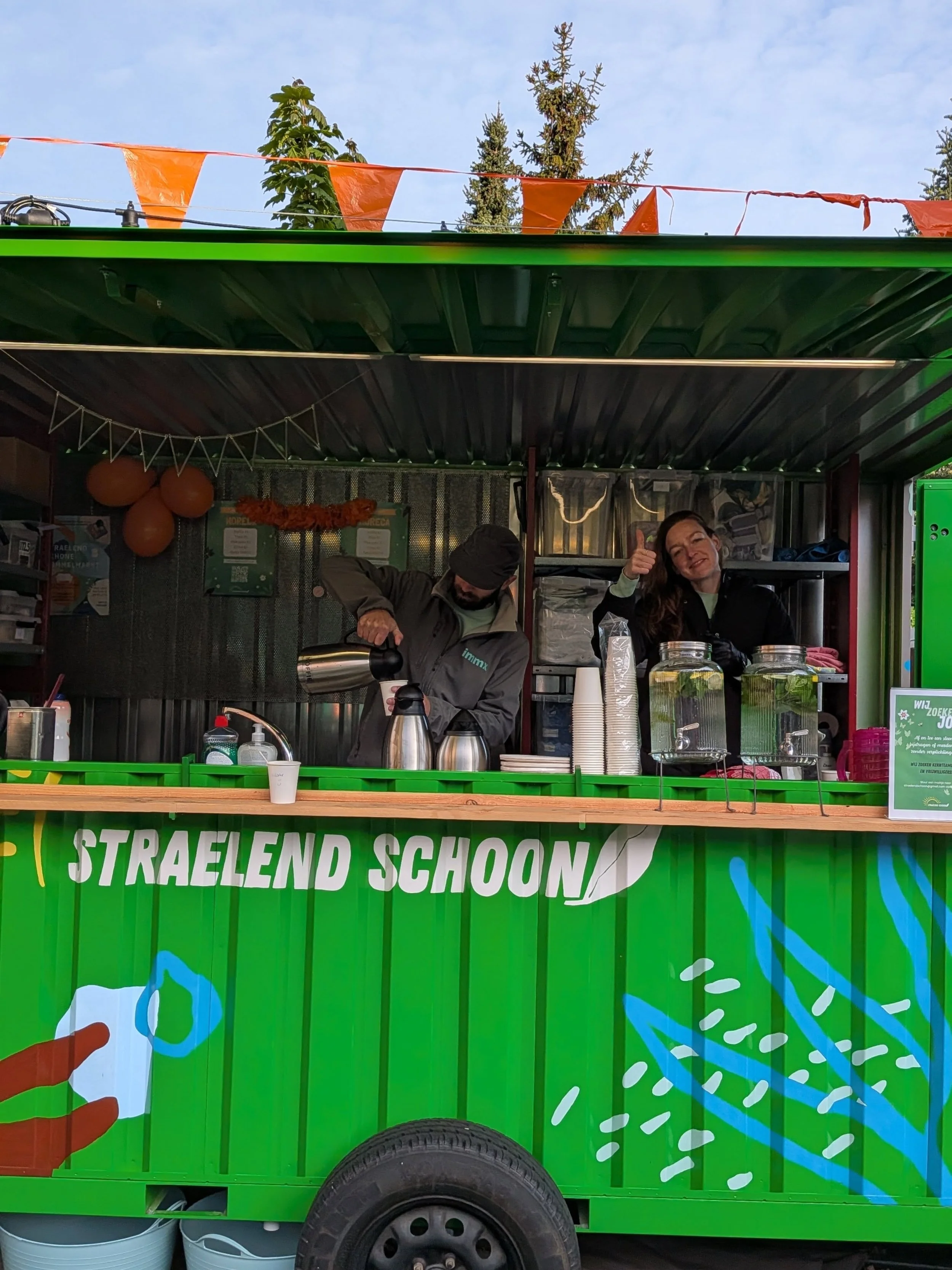 En de Koningsdagmarkt is oooooopen! Het weer wordt fantastisch. De sfeer ziet er goed in. Let's go!!! Kom je langs 👑👑👑👑👑👑