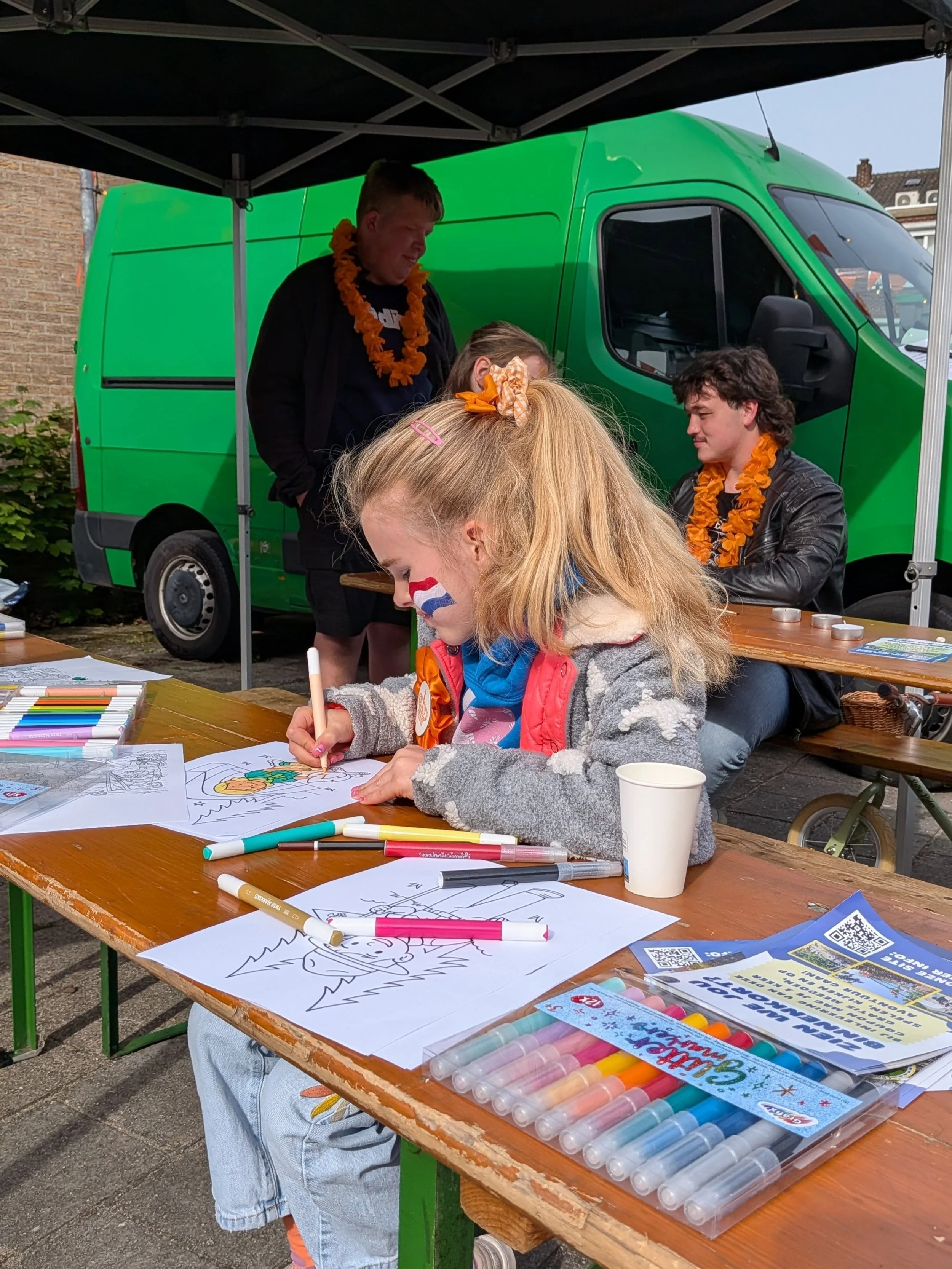 Wat een gezelligheid en oranje pracht. Kom jij ook gezellig langs.