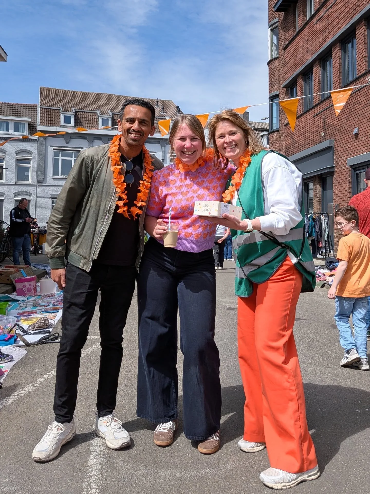 Dit zijn de toppers die de @koningsmarktvenlo hebben georganiseerd. Applaus en dikke dankjewel voor @francienpollux , @manpreet.gill84 en @sanne.leurs.ritter . 

Vind jij het Zo leuk en wil je meehelpen organiseren... Heel graag zelfs. Twee of drie v