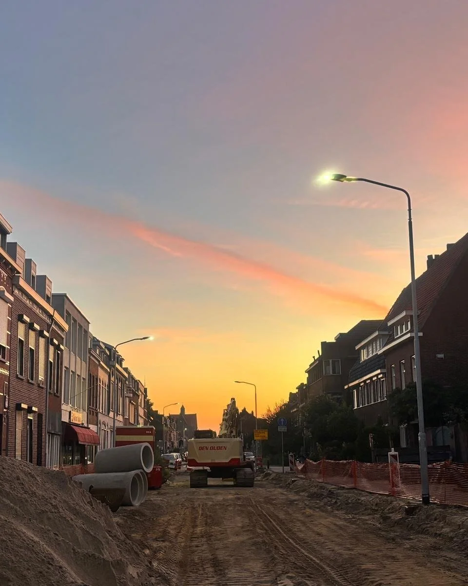 Even weer een weekupdate van de verbouwing van de Straelseweg, natuurlijk van onze straatfotograaf @leoaerts60 . 

De mannen van @denouden_ stuitte op fikse vervuiling van de oude tankstations. Wat hebben die hard gewerkt, in de smerige lucht, om het