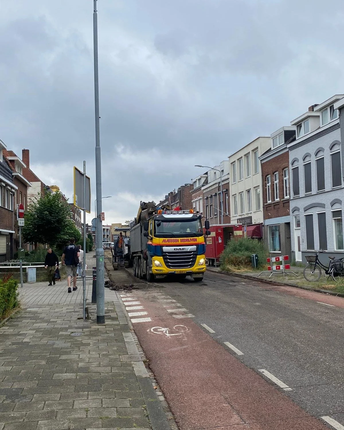 En ook weer een wekelijkse update van onze straatfotograaf @leoaerts60 .

🚧 🚧 🚧 De bouwvak was afgelopen en hoppa, @denouden_ ging er direct weer hard tegenaan.

De Straelseweg werd open gebroken en de graafwerkzaamheden zijn gestart! 🚧 🚧 🚧 🚧
