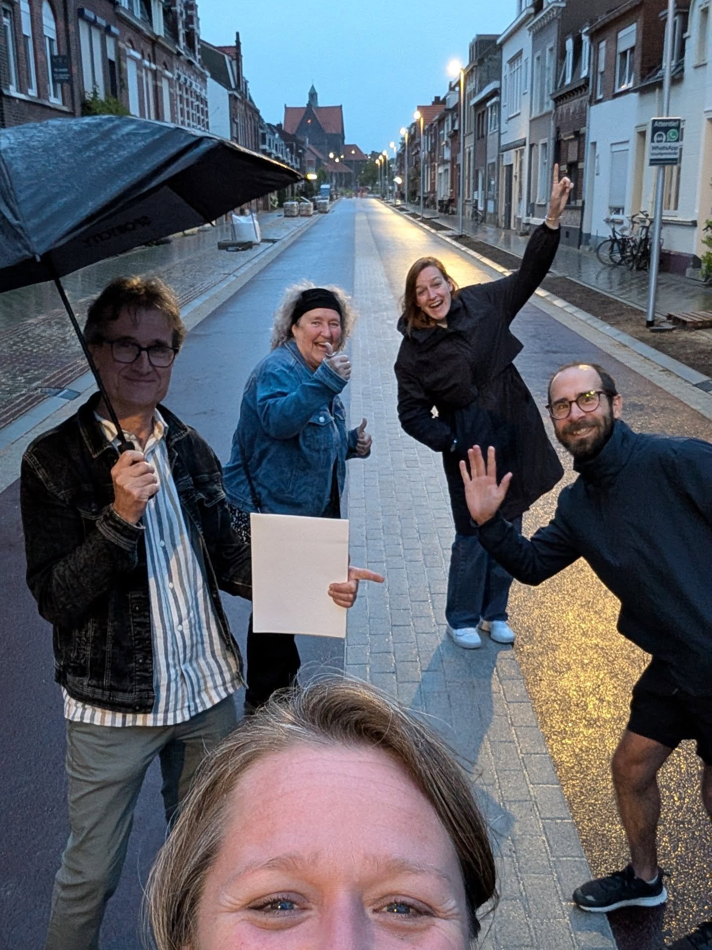Even na de vergadering samen de nieuwe straatverlichting inspecteren. 💡🔦 Machtig prachtig, vinden we zelf.