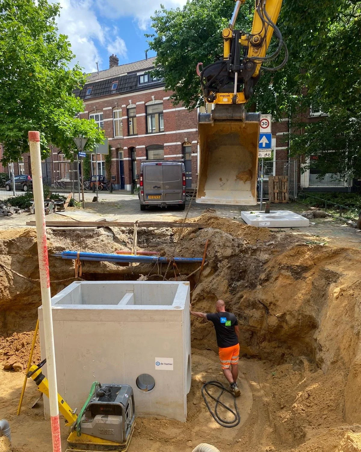 🪏🪏🪏 En ook de wekelijkse update: In het stuk waar nu grof wordt gewerkt is diep gegraven 🪏🪏🪏, de nieuwe opvangbakken voor de riolering aangelegd. 🚽 Wat een harde werkers! Fijn weekend allemaal! En bedankt voor de foto's @leoaerts60