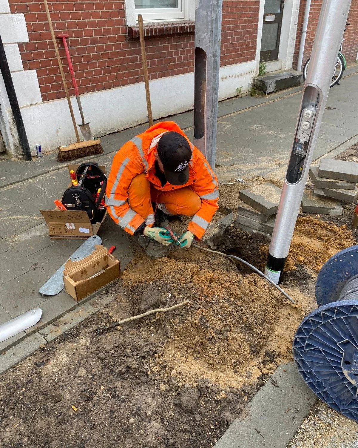 En natuurlijk de wekelijkse update. Deze week zijn in het eerste bouwdeel (A) de nieuwe lantaarnpalen geplaatst 💡#straelseweg