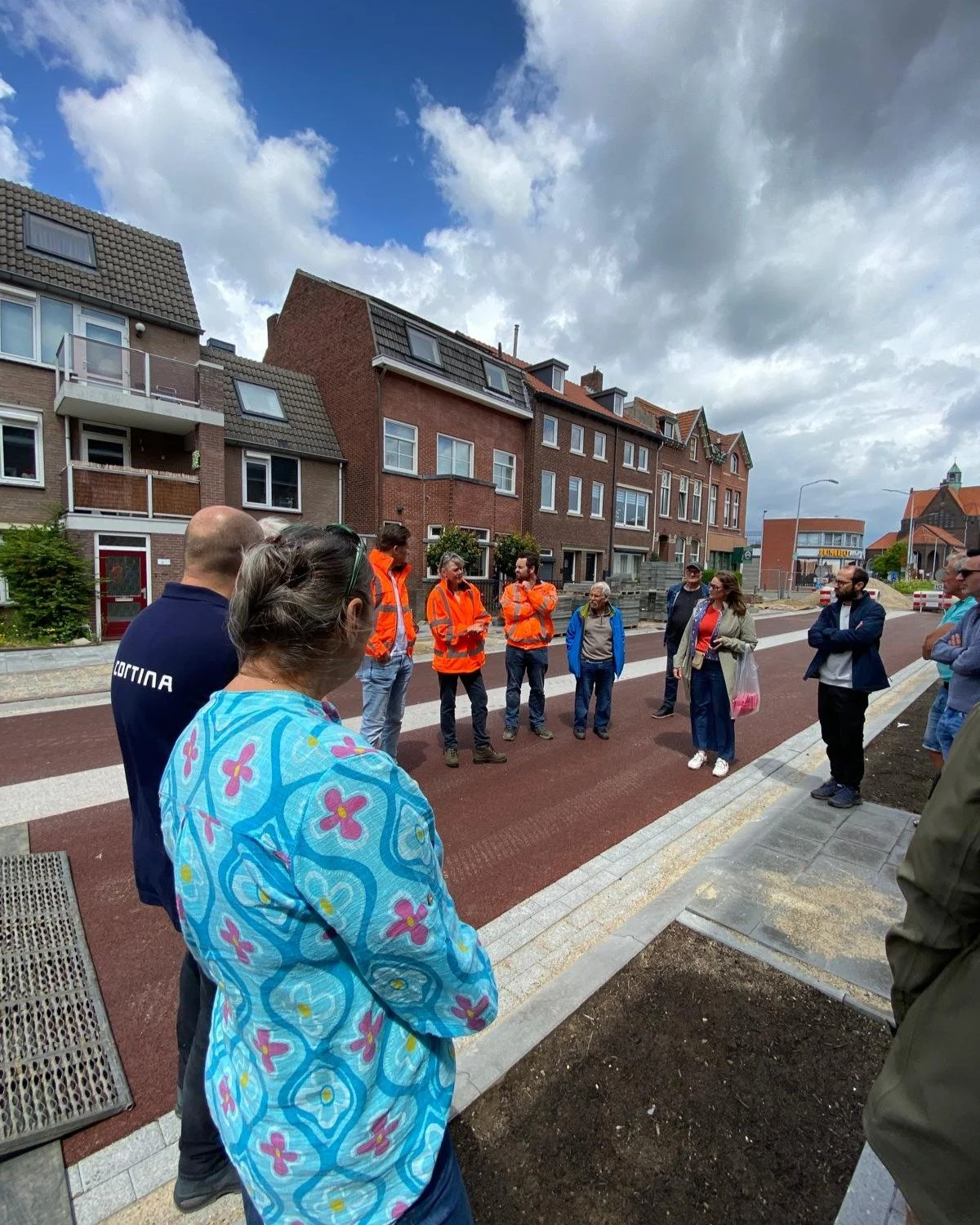 Met een kleine 30 mensen volgden we vandaag de bouwrondleiding over de Straelseweg in Venlo. 

Robin van @denouden_ en Caroline &amp; Michel van @gemeentevenlo legden uit hoe een gevel-tot-gevel renovatie van een straat, in dit geval De #Straelseweg 