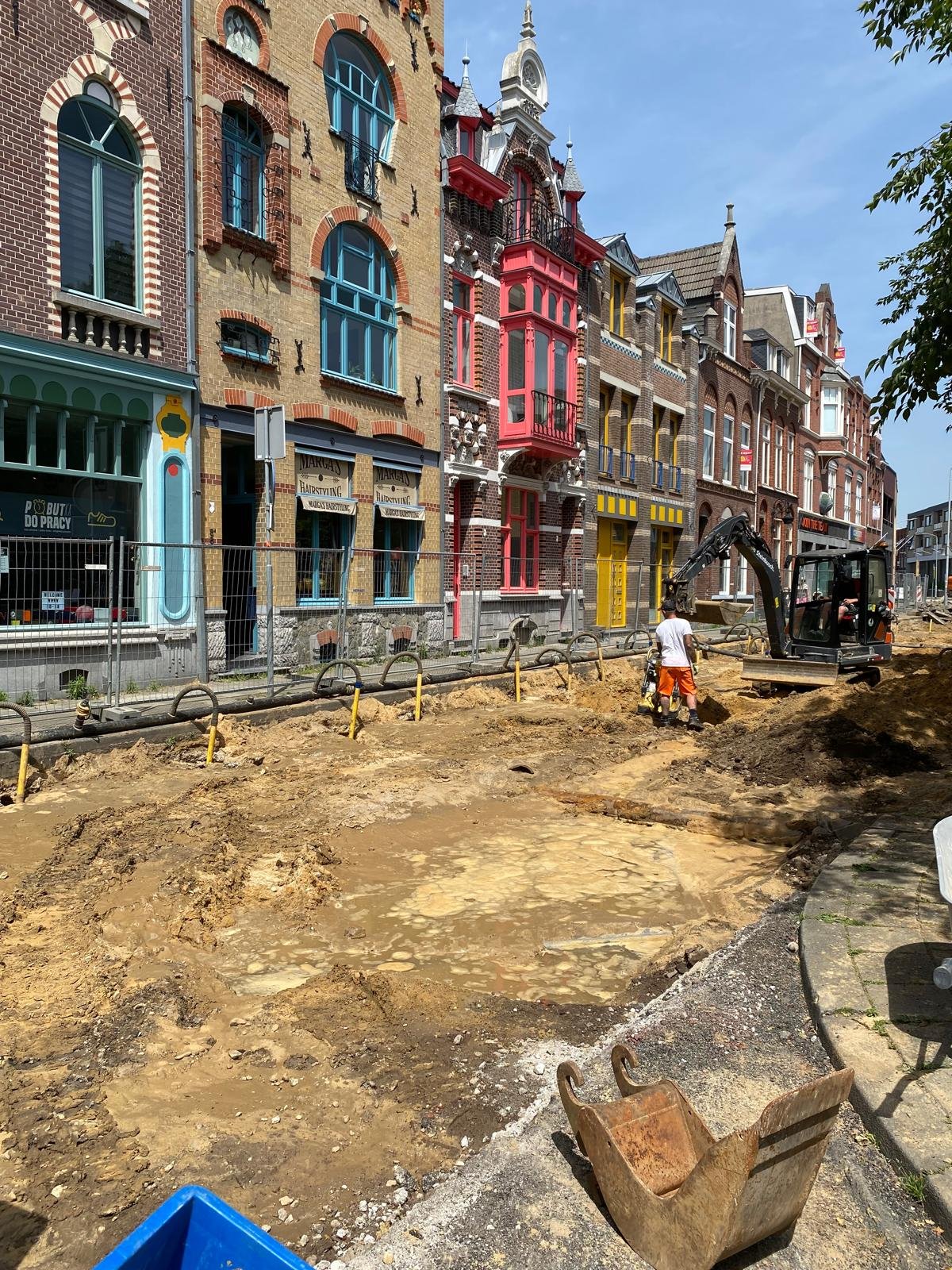 En ondertussen is het harde zware grondwerk ook gestart aan het begin van de Straelseweg. We keep you posted!