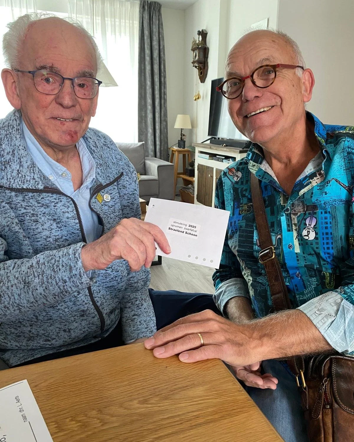 Ieder jaar krijgen we, van de Gemeente Venlo, uitgereikt via Wijkoverleg Venlo Noord &euro;250 voor het schoonhouden van de Straelseweg. Dat doen we ten minste 1x per maand, precies als het papier door De T&ouml;rvers is opgehaald. We gebruiken het o