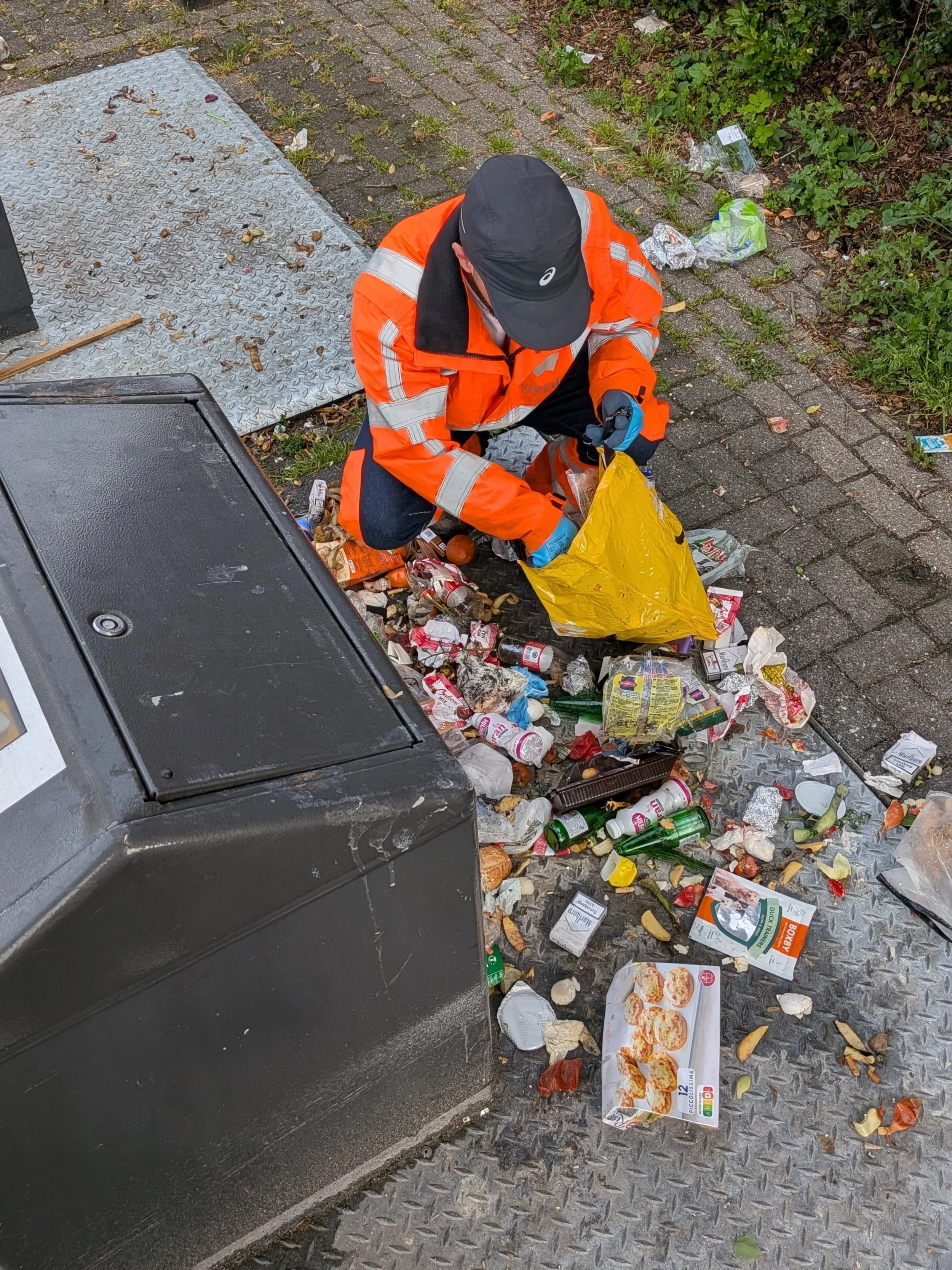 Deze dag begint echt met een lokale held van de @gemeentevenlo . De afvalzakken die mensen NAAST de ondergrondse container op de hoek straelseweg en craneveldstraat had gezet waren open getrokken door dieren. Afval overal.

En precies op het moment d