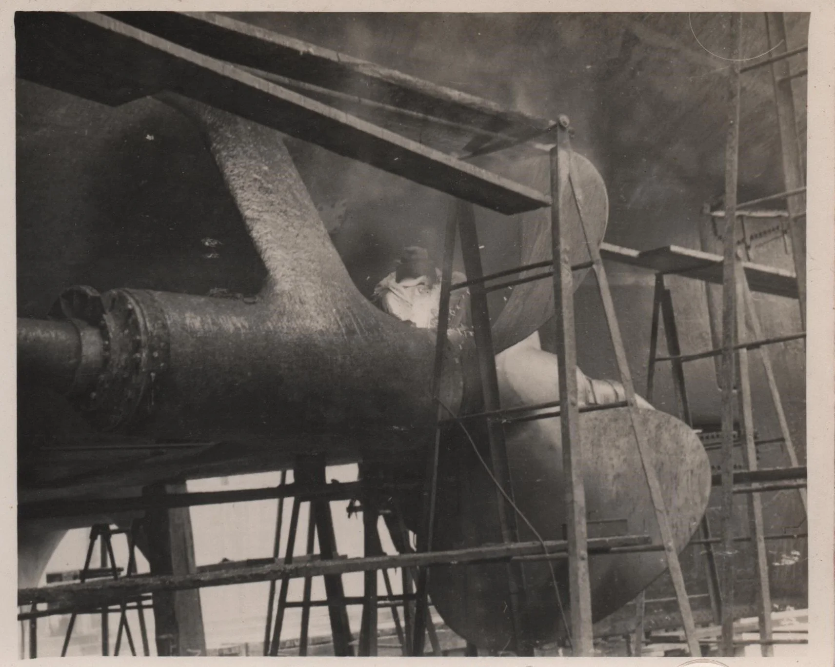 HMS Belfast refit Singapore Jan-April 1950 3.jpeg