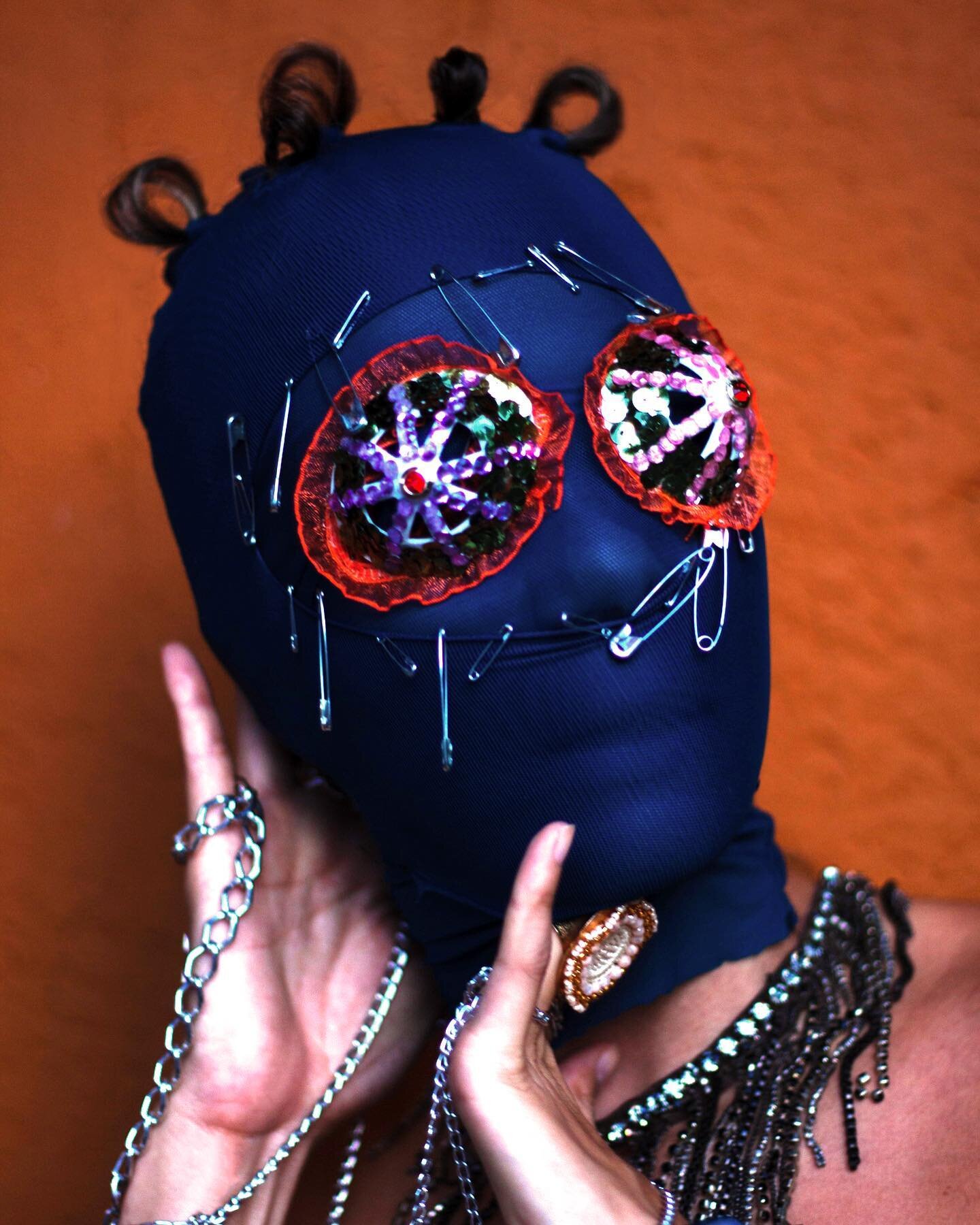 Cover Our Faces 🧡
Amo hacer estas mascaras

Ph: @isabella.gomezph 

#photography #mask #styling #obsessed #clubkid #coverart #portraitphotography #maskart #wearableart #selfthoughtartist #artmask #collectibles #collection