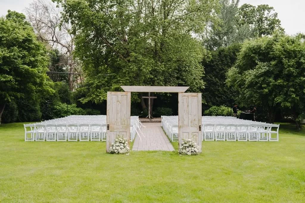 Timeless summer wedding ceremony