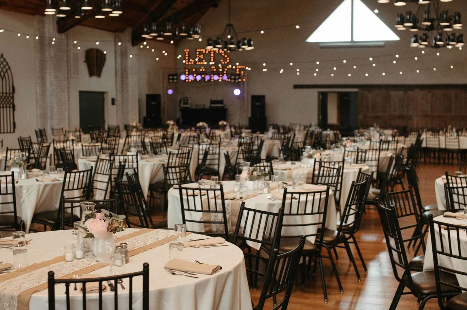 Little Log House winter wedding venue in MN