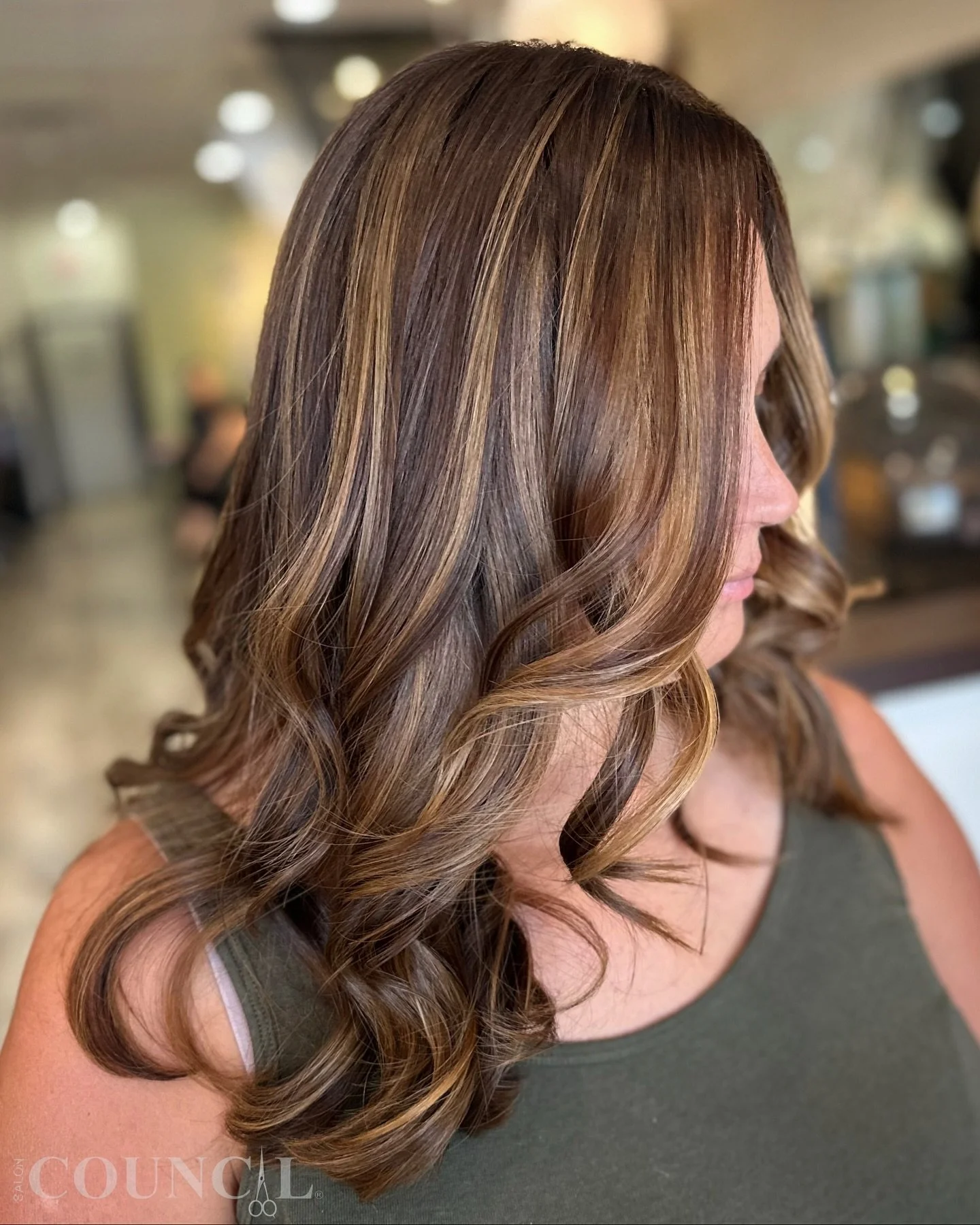 🍯✨Honey-kissed dimension meets rich chocolate brown! 
Allan @filamhairartist created this stunning Foilyage blend that brings warmth, depth, and the perfect balance of light + dark tones. A sweet transformation that shines from every angle.

#SalonC