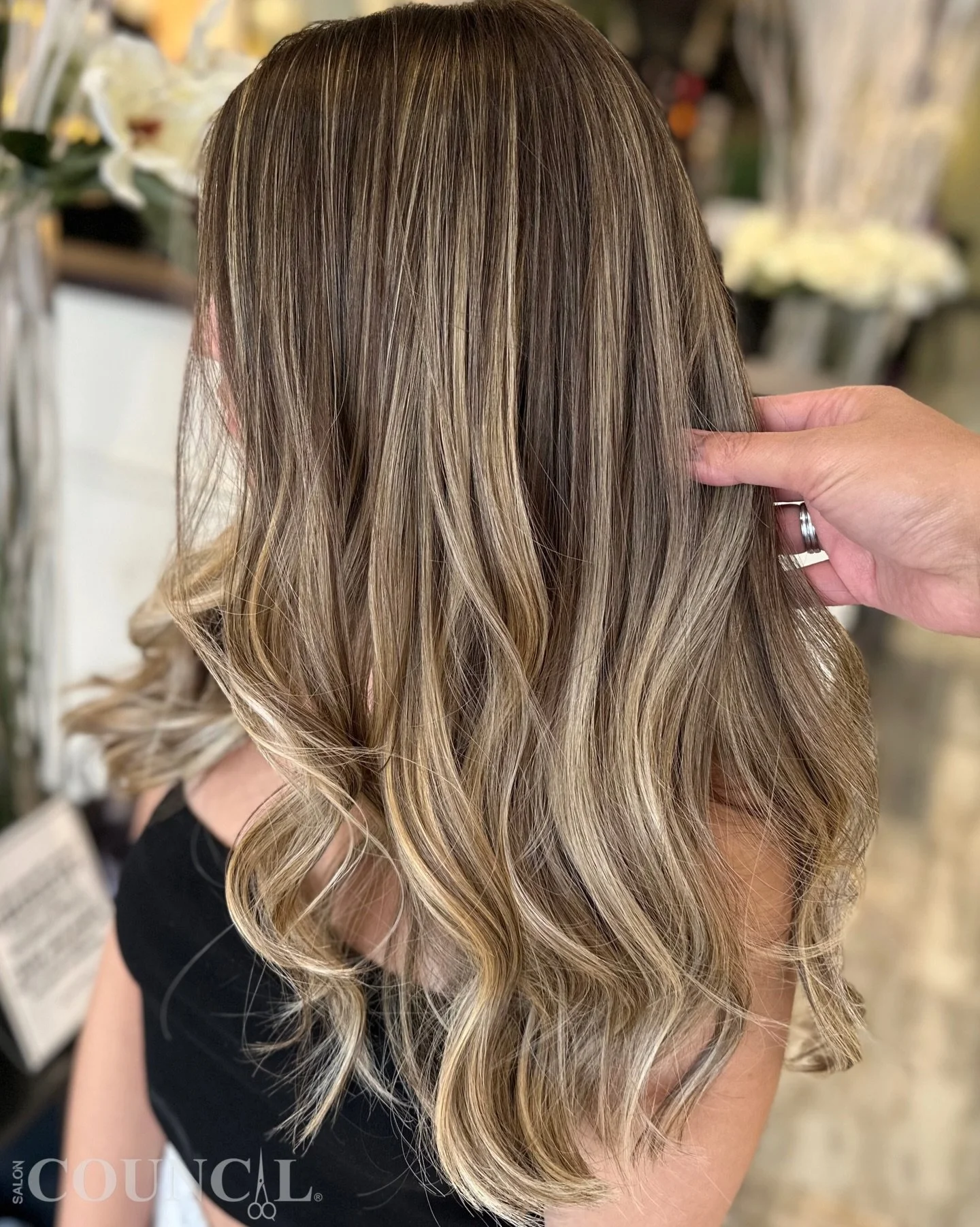 Winter warmth with major dimension ✨
Allan @filamhairartist created this gorgeous warm dimensional foilyage&mdash;rich depth, radiant ribbons of light, and a seamless blend that glows all season. 

#Foilyage #WinterHairColor #DimensionalColor #HairBy