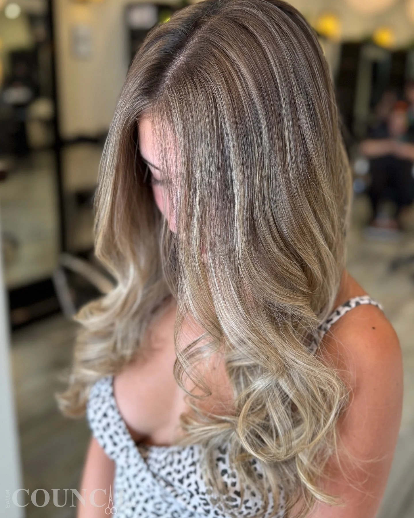 Dimensional blonde foilyage glow ✨
Allan @filamhairartist created these dimensional blonde highlights with a seamless foilyage blend&mdash;bright, soft, and beautifully lived-in from every angle. 

#Foilyage #DimensionalBlonde #HairByAllan #SalonCoun