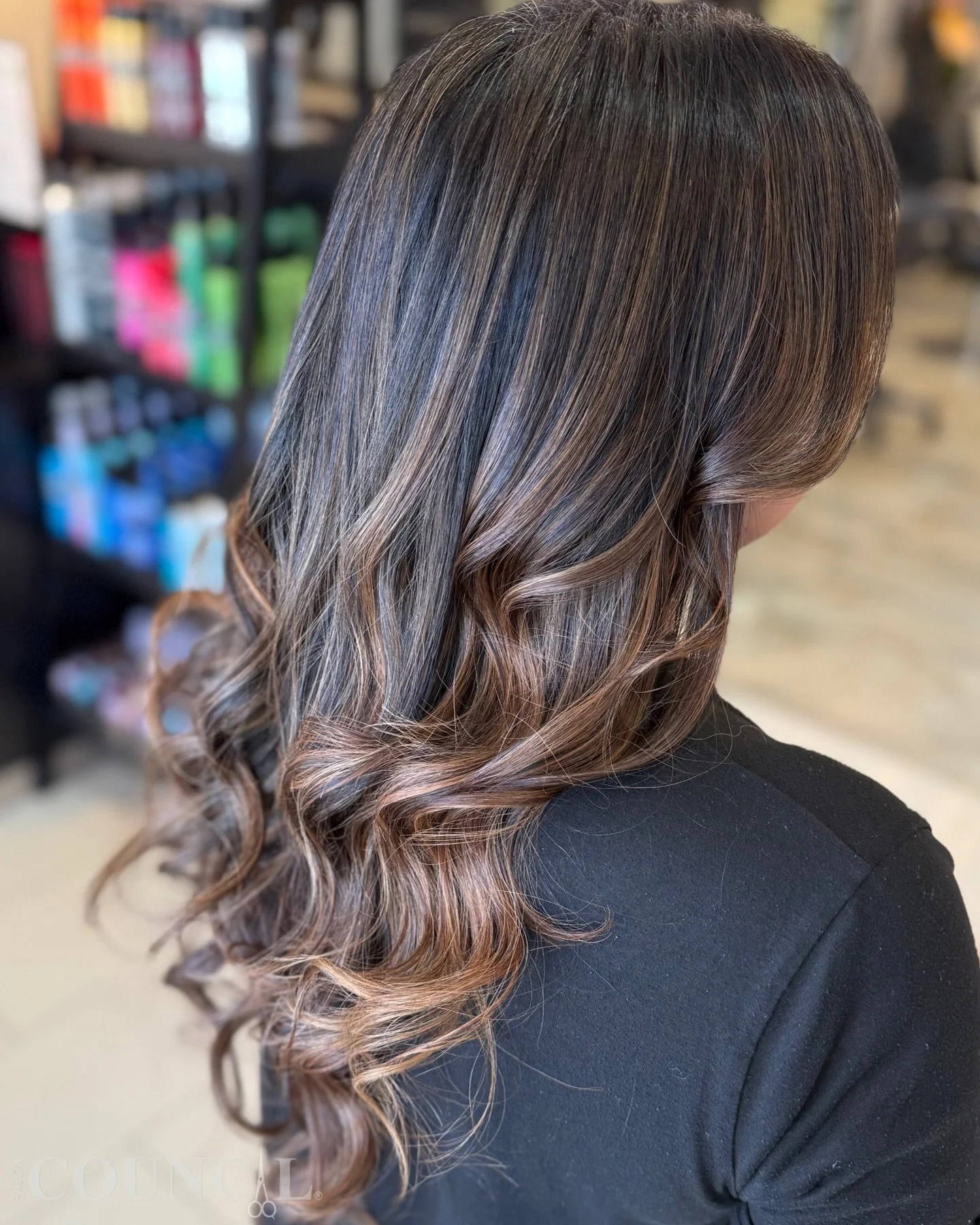 Subtle caramel-honey balayage ✨
Allan @filamhairartist created this soft, seamless blend&mdash;warm caramel and honey tones that add the perfect touch of dimension while keeping it natural and effortless.

#CaramelBalayage #HoneyBalayage #HairByAllan
