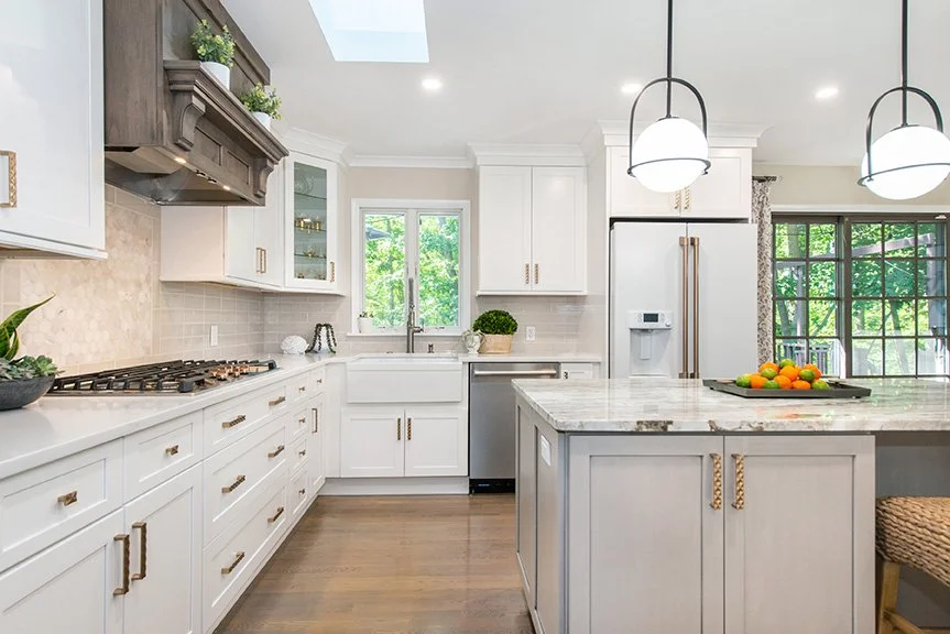 Honey bronze hardware from @topknobs adds a glam touch and works beautifully with the brushed bronze accents on the matte white 
GE Cafe Series appliances.