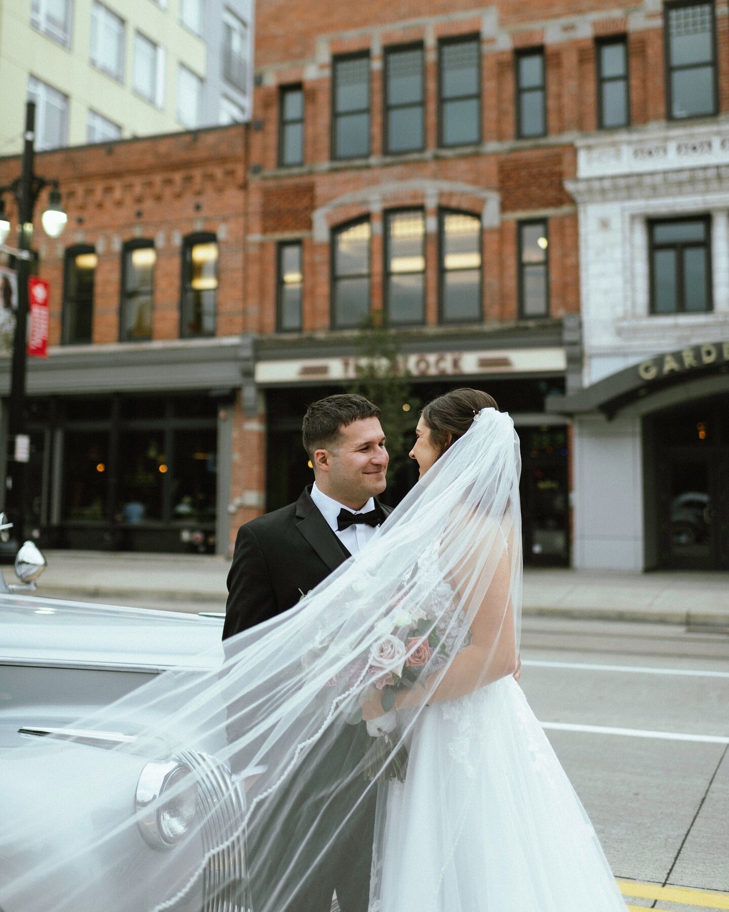 A night to remember in Downtown Detroit

Second shot for @kerogersphotography 

#weddingday #engagement #michiganwedding #midwestphotographer #michiganbride #septemberwedding #detroitmi #detroitweddingphotographer #michiganengagementphotographer #det