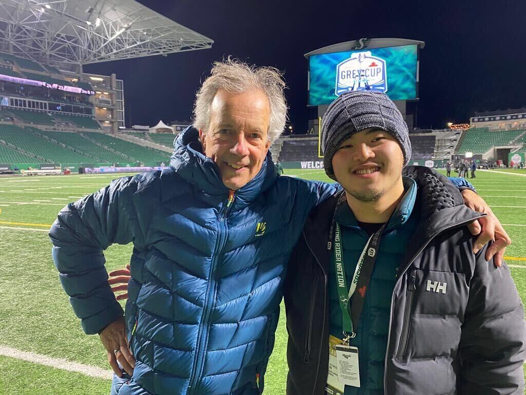 @pchiasson007 is a true legend in photojournalism in Canada. After 40+ years documenting stories this is his last run at covering the Grey Cup standing beside one of our mentees @heywood.yu at his first Grey Cup.