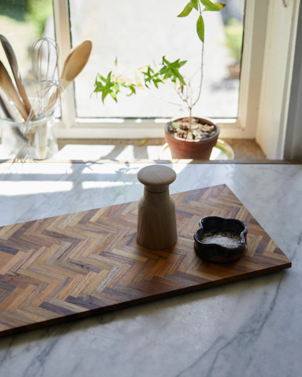 Sild Tray functions as a cutting board and serving board at the same time. The composition of small wooden sticks in teak forms an elegant herringbone pattern, emphasised by the many nuances and grains in the wood. &lsquo;Sild&rsquo; means herring in