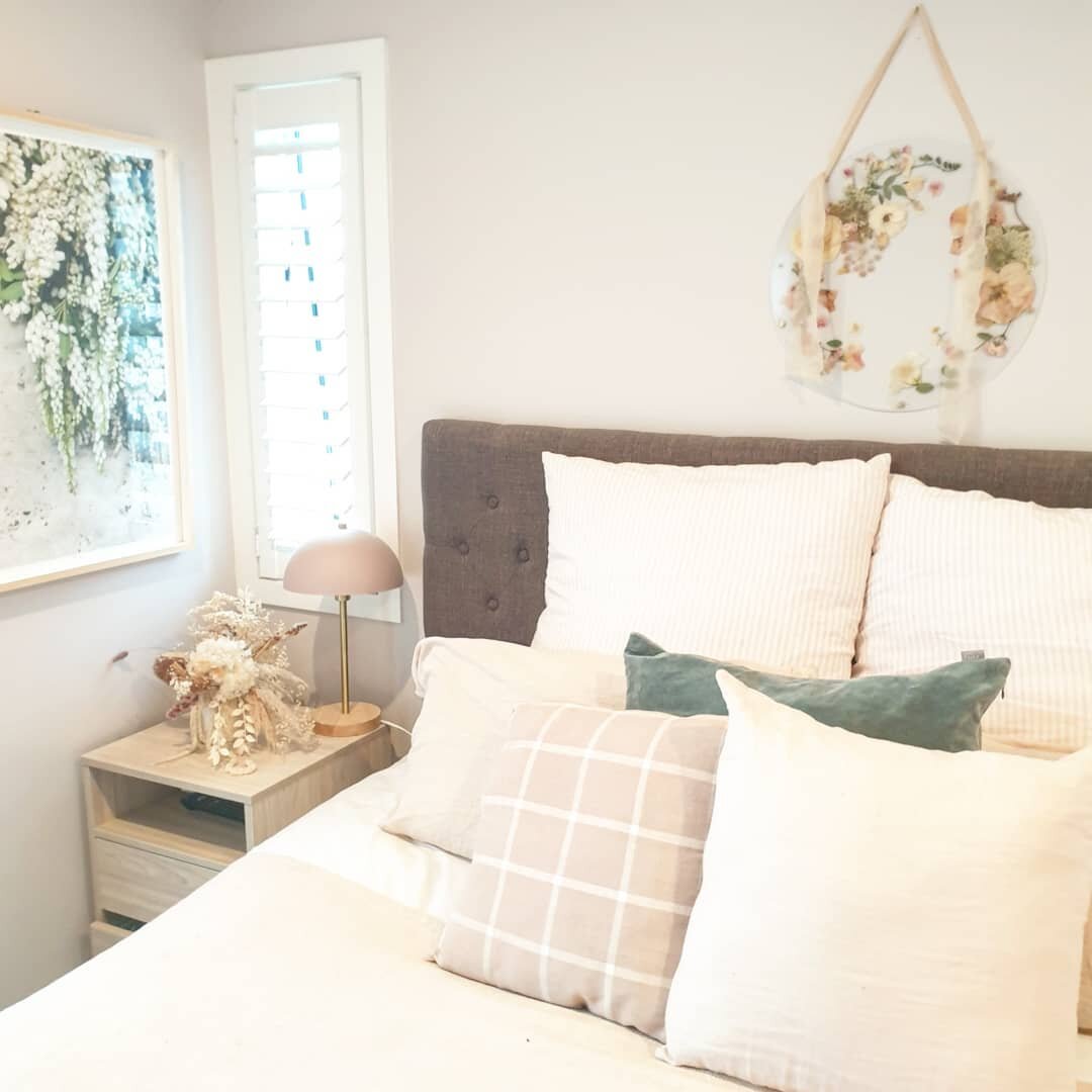 How sweet does this circular frame look above the marital bed. 
Something so romantic about displaying pressed bridal blooms in the bedroom 🥰
Such a sweet way to start and end the day 💐

#bridalbouquet#pressedweddingflowers#pressedflowers#pressedfl