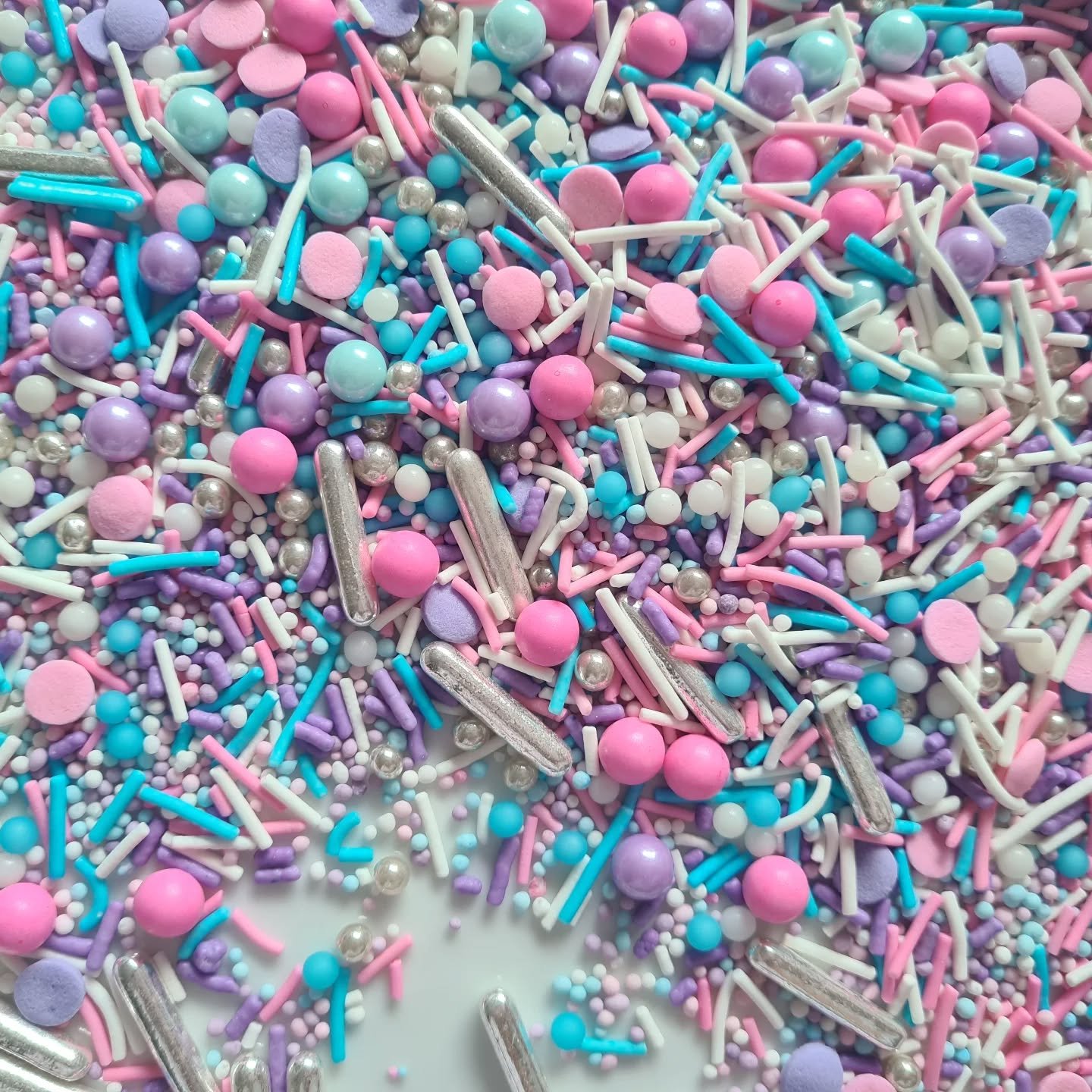 'Bubblegum' 🩷🩵

Happy Thursday! Hope you're having a fabulous week and enjoying the Sunny weather at the moment. I'm not a fan of the winter, so the lingering warmer weather has been very welcome at the moment 🌞
.
.
.
.
.
#fairydustsprinkles #Bubb