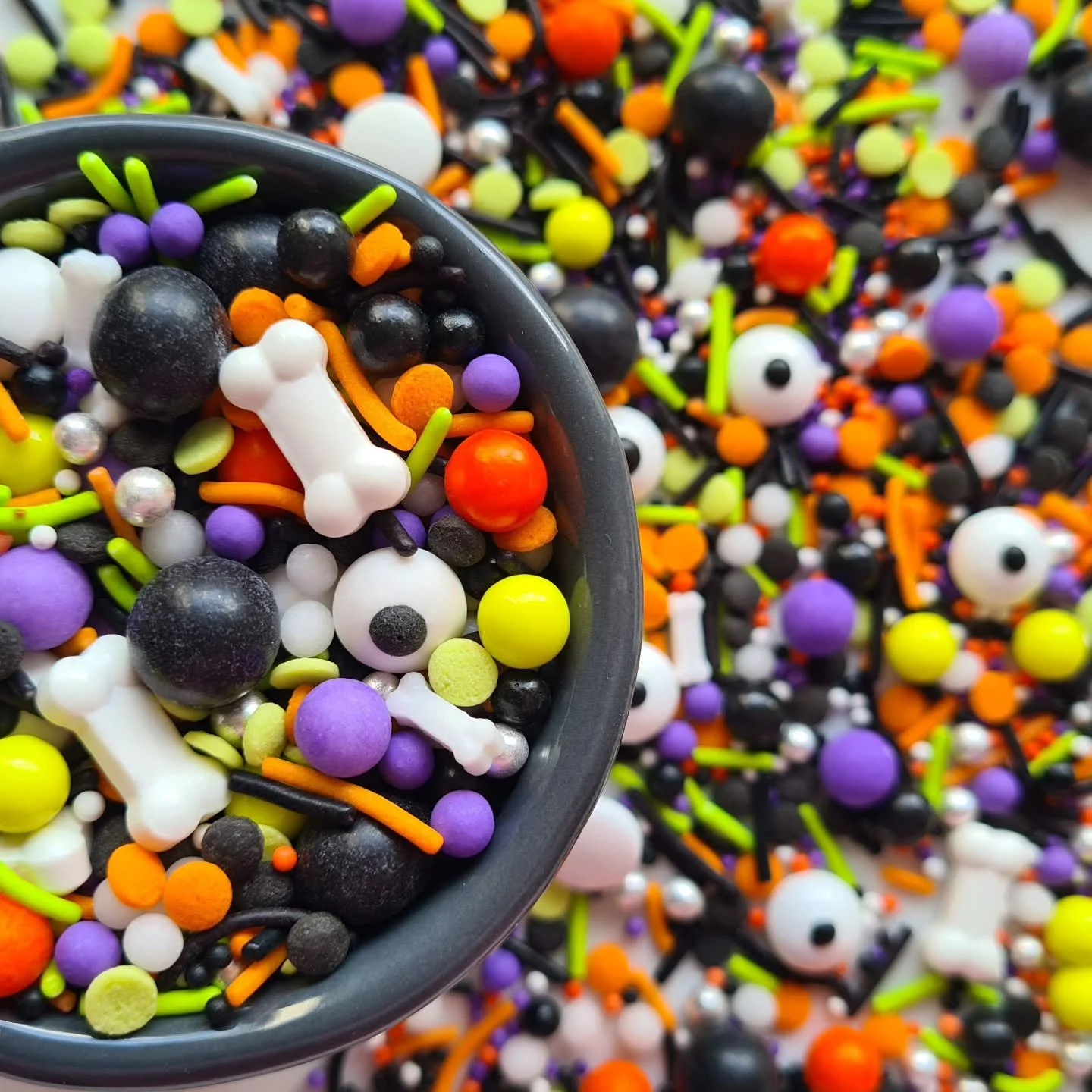 🎃 MONSTER MASH 👻 Halloween is available NOW but get in quick as stock is limited 💀🪦🕷
.
.
.
.
.
#fairydustsprinkles #sprinkleblends #tomakeyousmile #monstermash #halloweensprinkles #sprinklesmakeeverythingbetter #sprinklingsomemagic #fairiesatwor