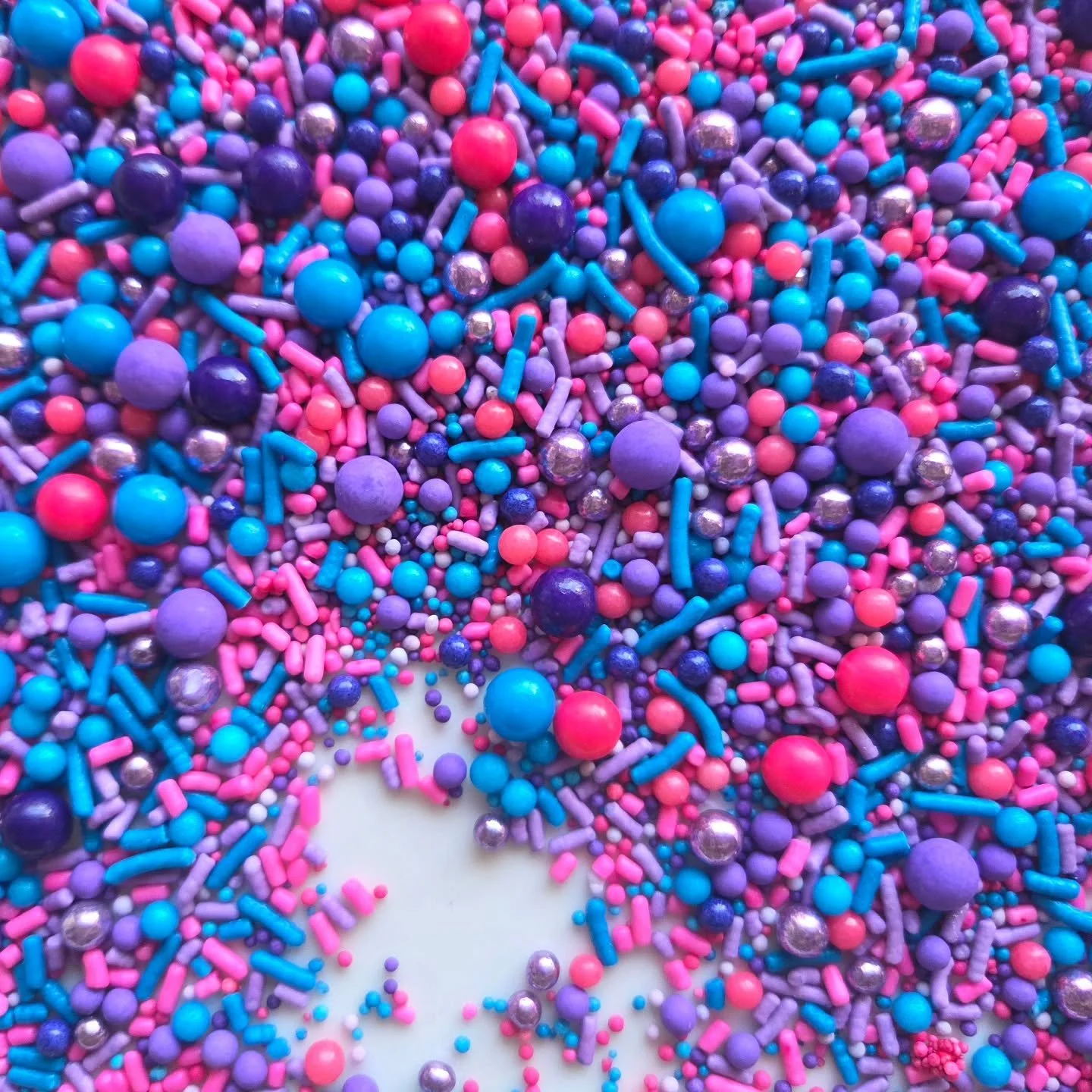 ⭐️ POP STAR ⭐️ This NEW mix was created in consultation with my KPop Demon Hunters obsessed 8 year old. 🩷💜💙 Who else has Soda Pop playing on repeat at home? 😂
.
.
.
.
#fairydustsprinkles
#sprinkleblends #popstar #kpopdemonhunterssprinkles #kpopde