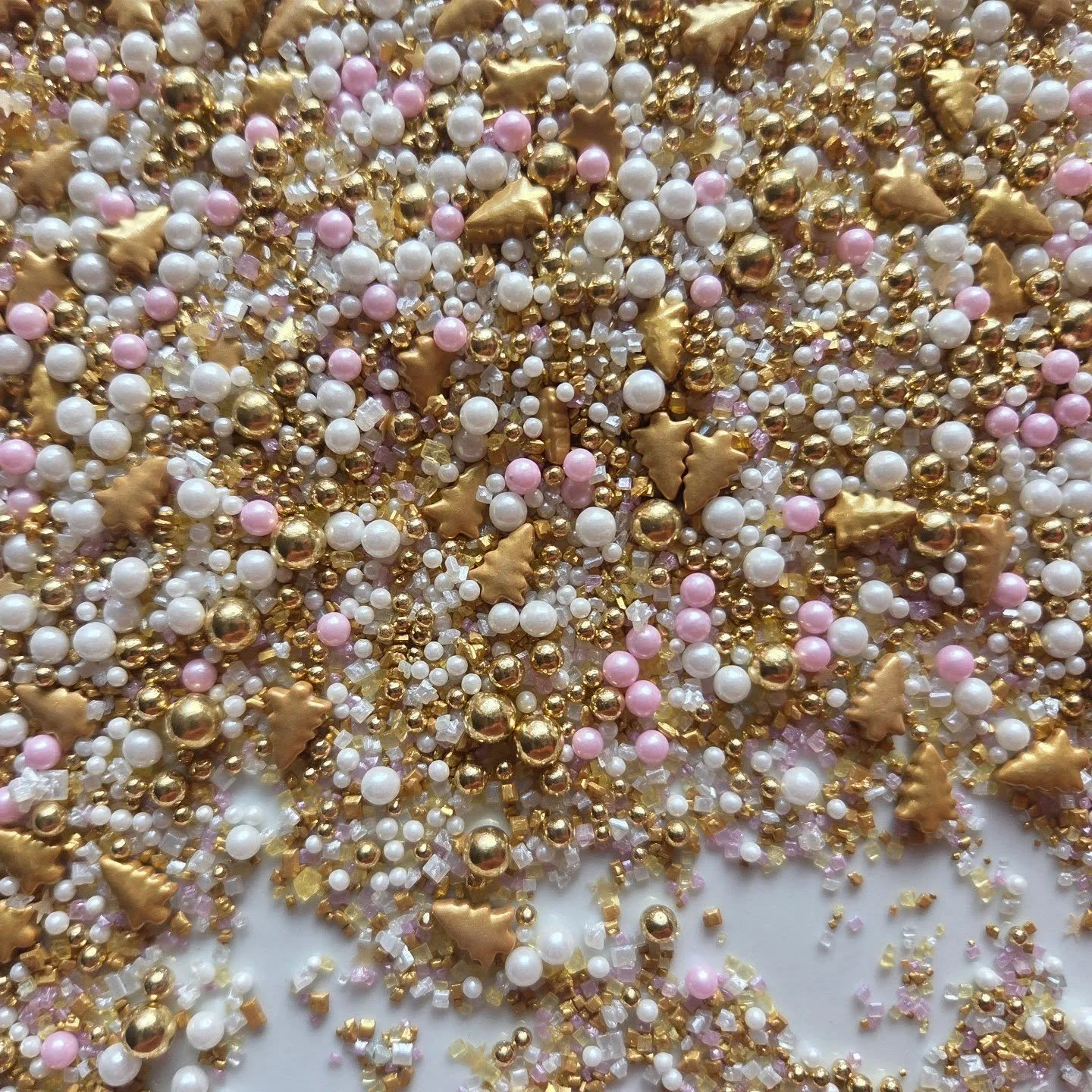CHRISTMAS GLITZ 🎄 All your Christmas favourites are back this year with this new pretty ⭐️
.
.
.
.
.
.
.
#fairydustsprinkles
#sprinkleblends #tomakeyousmile #christmasglitz
#christmassprinkles #spreadingthechristmascheer #sprinklesmakeeverythingbett
