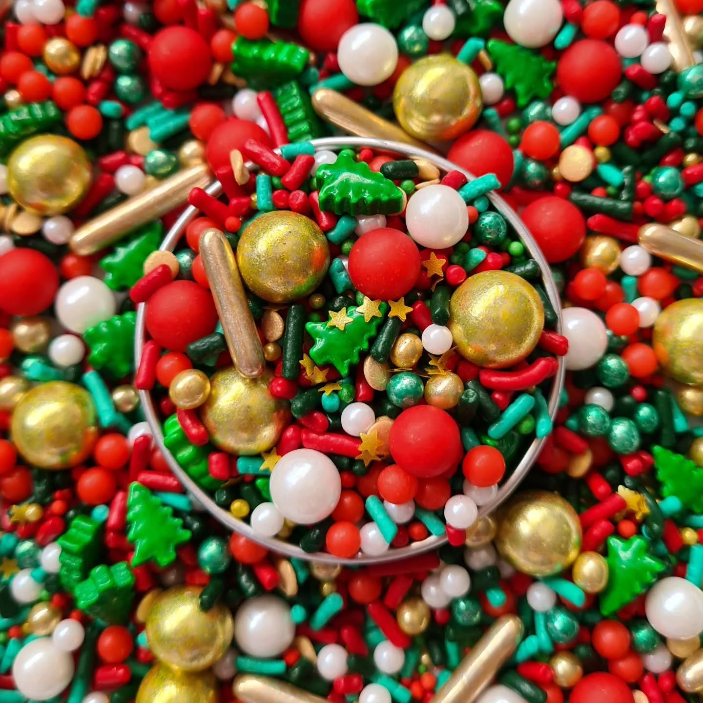 CHRISTMAS CHEER ❤️🎄 Our favourite Christmas sprinkles 🎅
.
.
.
.
.
.
#fairydustsprinkles #christmascheer
#sprinkleblends #tomakeyousmile
 #christmassprinkles #spreadingthechristmascheer #sprinklesmakeeverythingbetter #sprinklingsomemagic #fairiesatw