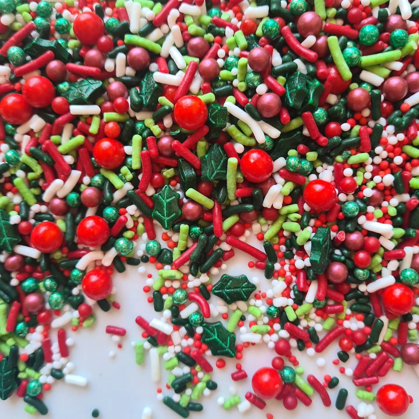 HOLLY JOLLY CHRISTMAS 🎅 Limited Christmas sprinkles remaining!!

🖤 Don't forget our 15% off ALL sprinkles ends 11:59pm, Monday. ❤️ Use code BF15 at checkout 🎄
.
.
.
.
.
.
#blackfriday #sprinklesale  #cupcakedecor #holidaybaking  #dessertlovers #ba