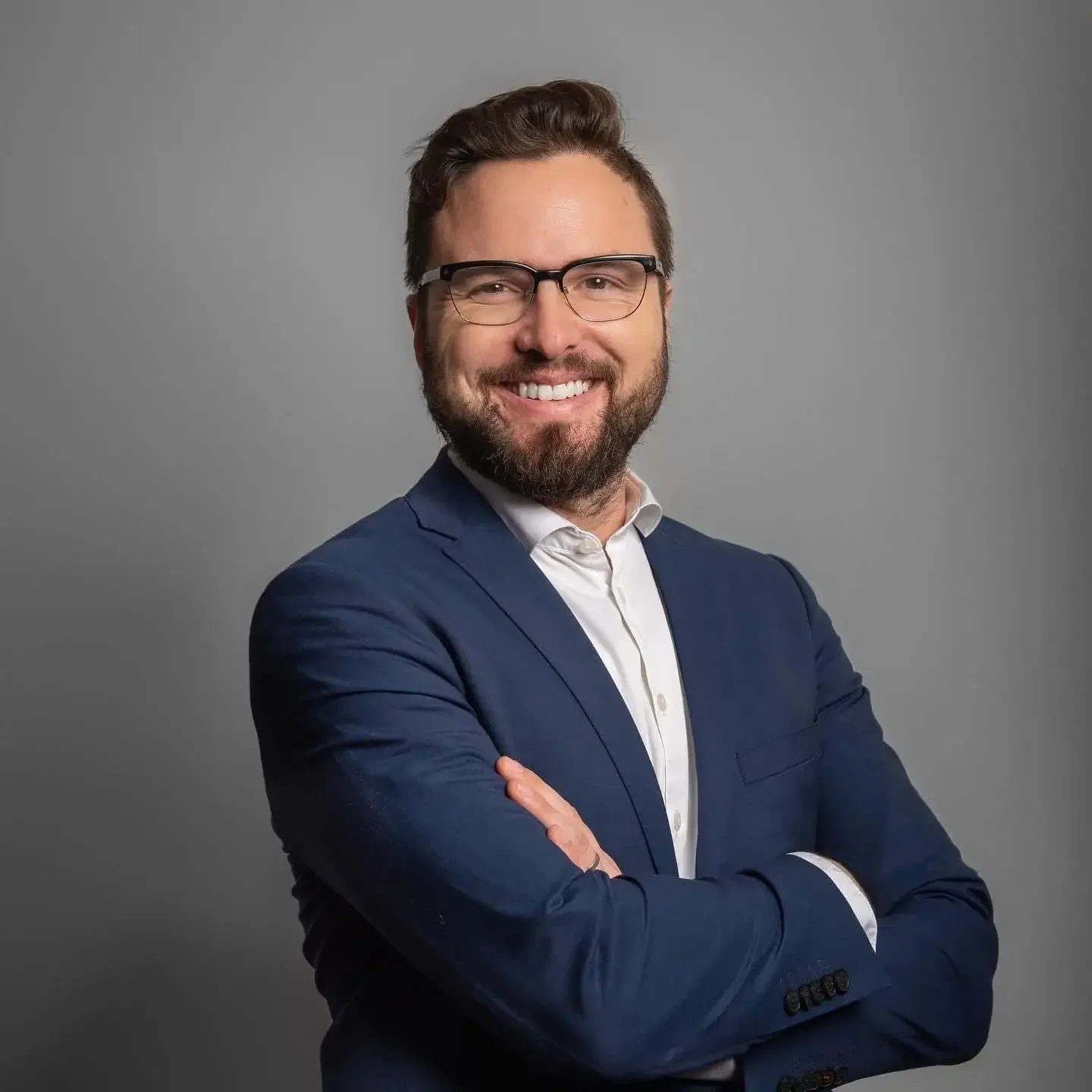 Per-Erik Persson, rådgivare och konsult, porträtt i professionell miljö med kostym och glasögon – expert inom ledarskap och organisationsutveckling