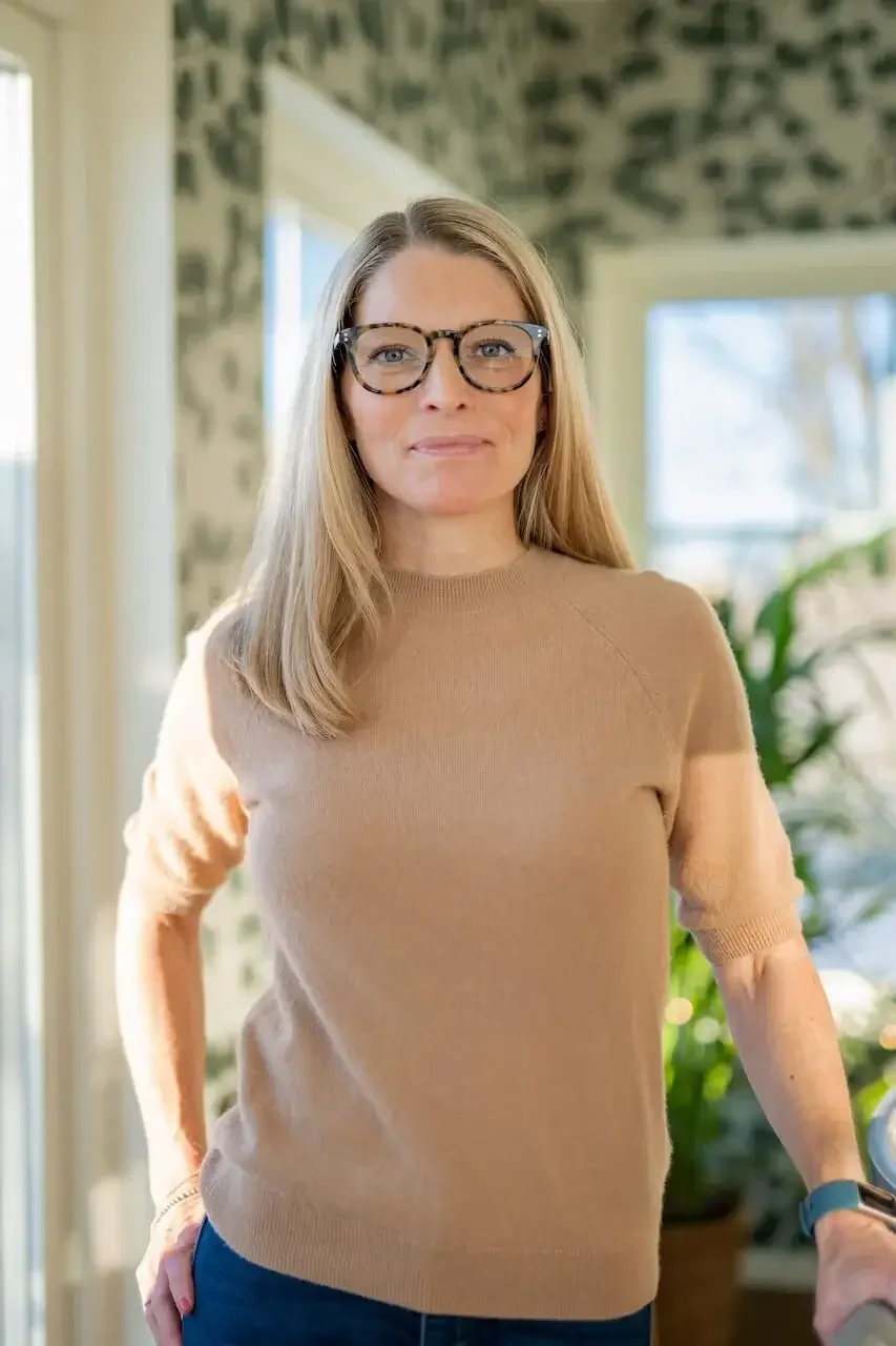 Sofia Antonsson, dietist och expert inom maghälsa, porträtt i ljus och naturlig miljö – fokus på kost, hälsa och välmående