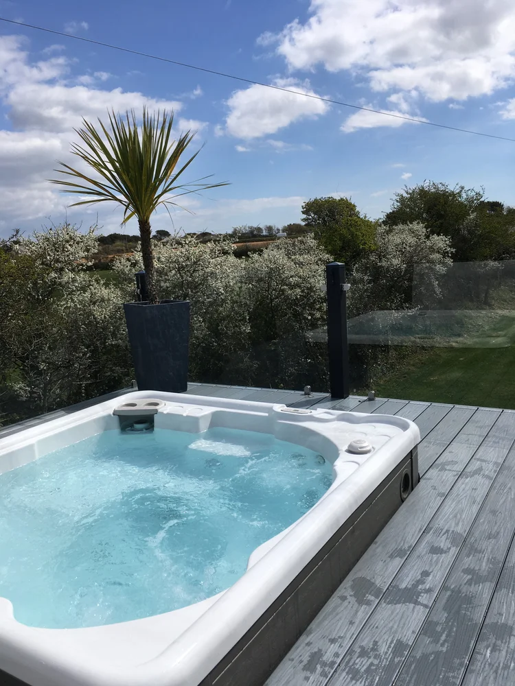 Teal Lodge Cornwall / Holiday Let Hot Tub Lodge in Cornwall Pool
