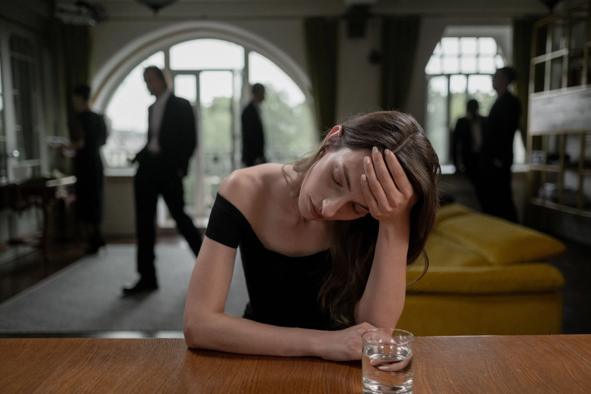 mujer pensando tomándose un momento para descansar