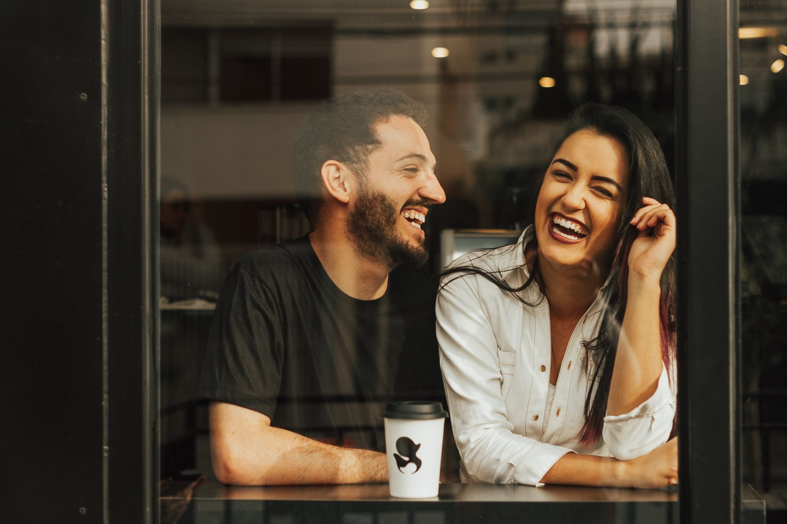 pareja compartiendo un momento feliz
